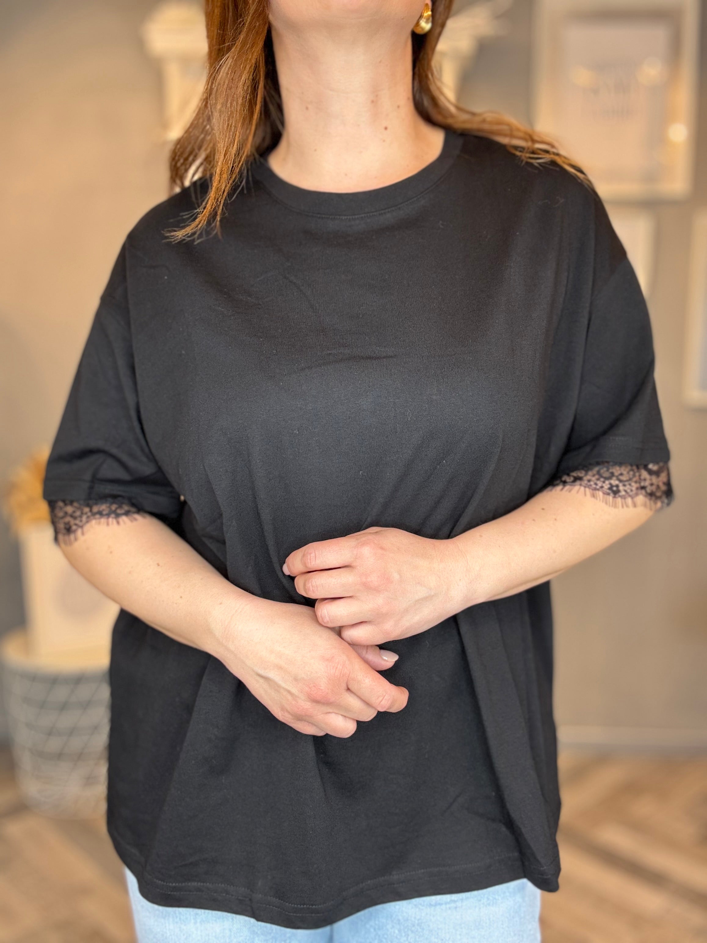 T-shirt over pizzo details nera