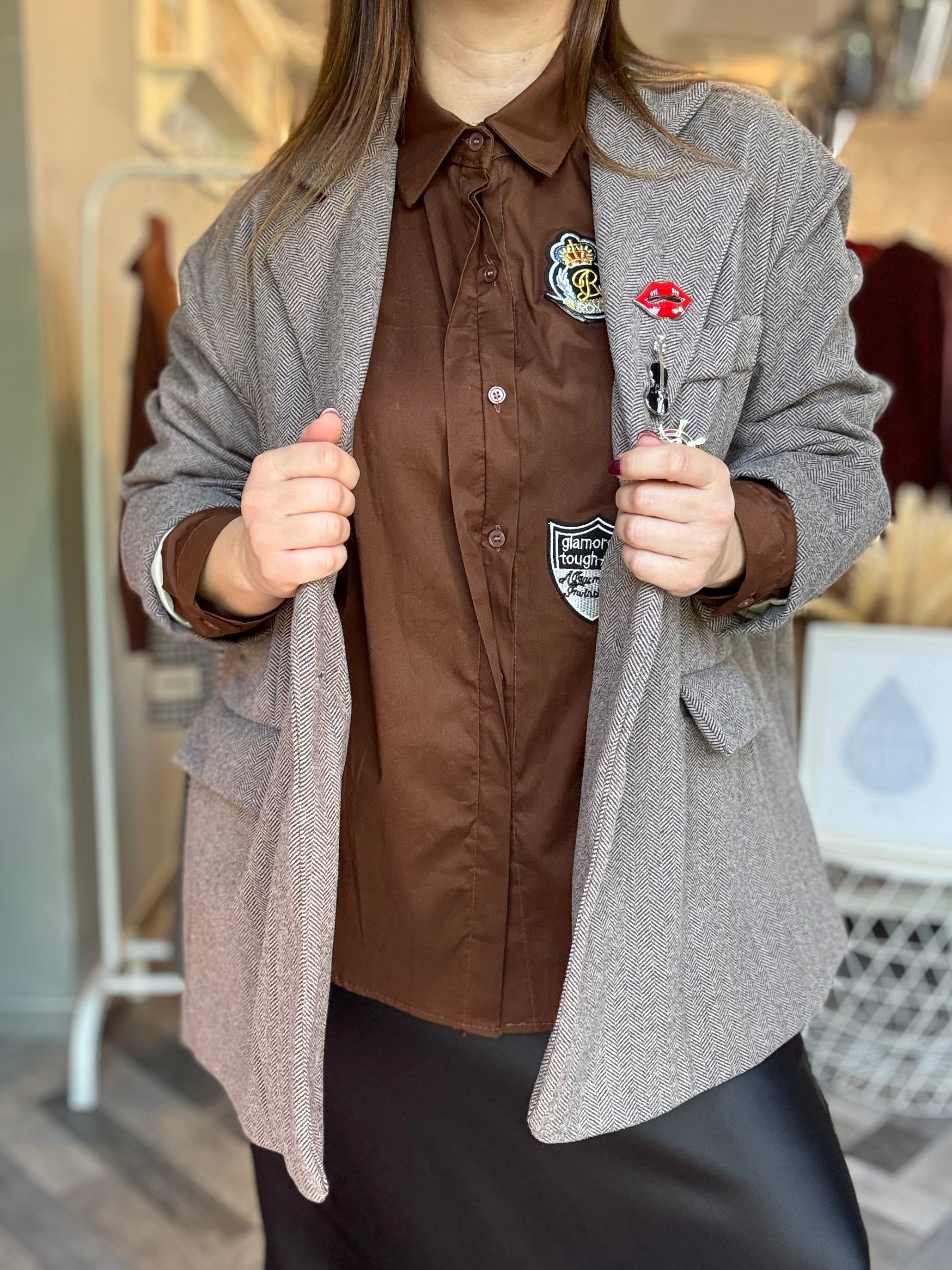 Blazer spigato con spille
