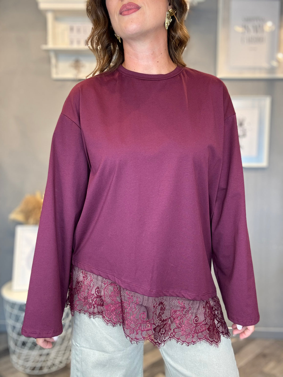 T-shirt asimmetrica con pizzo bordeaux