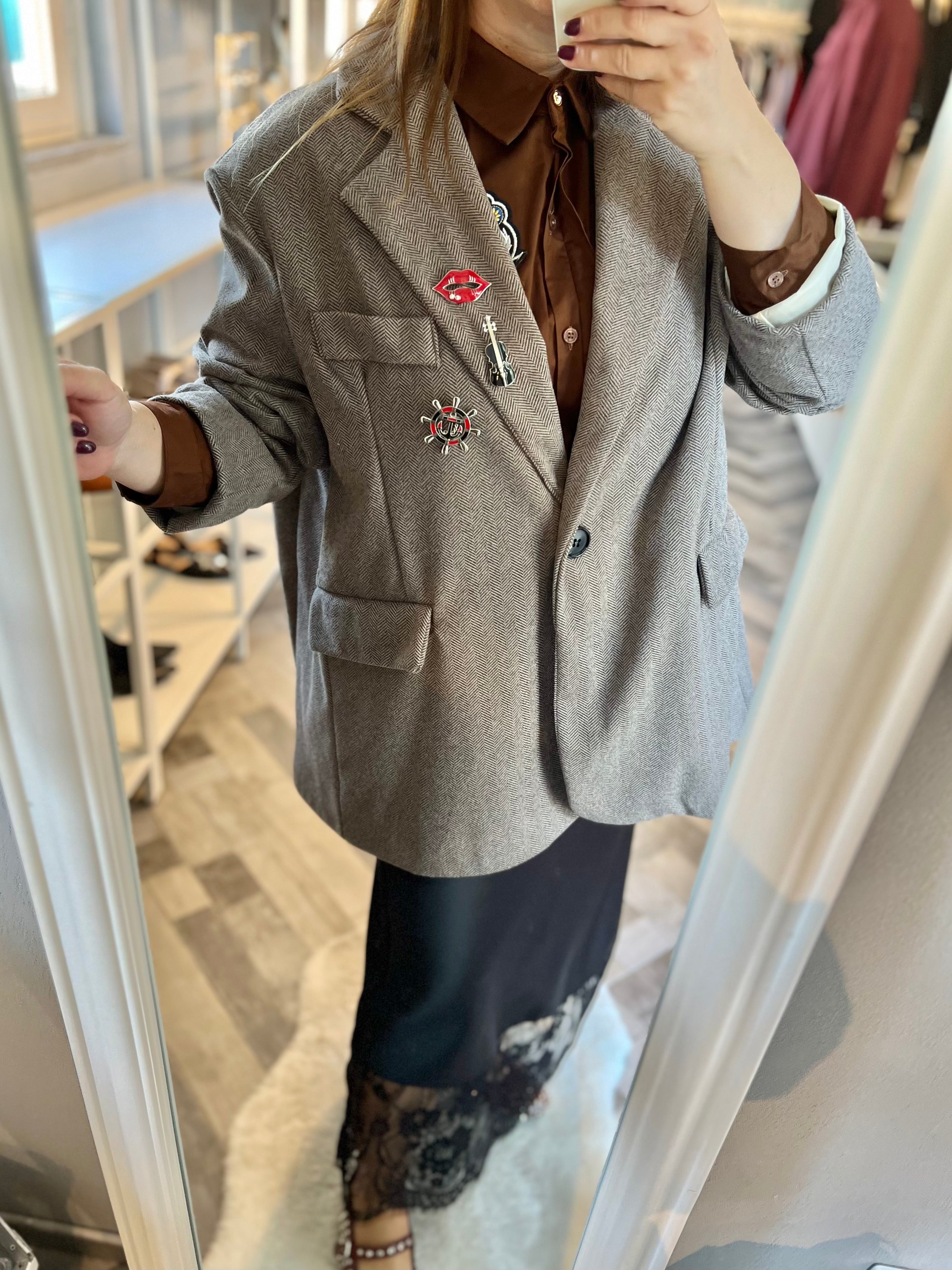 Blazer spigato con spille