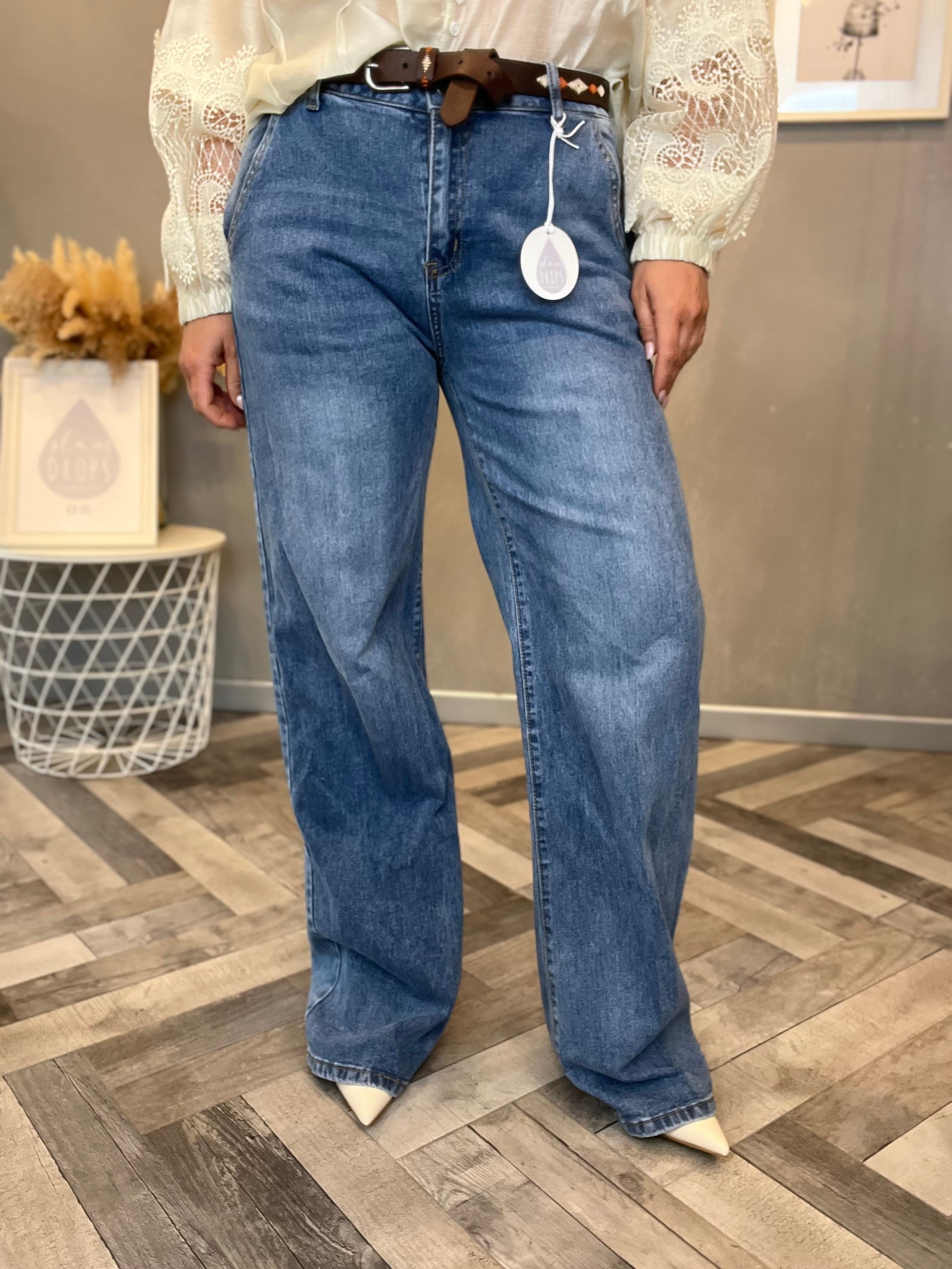 Jeans con cintura ricamata