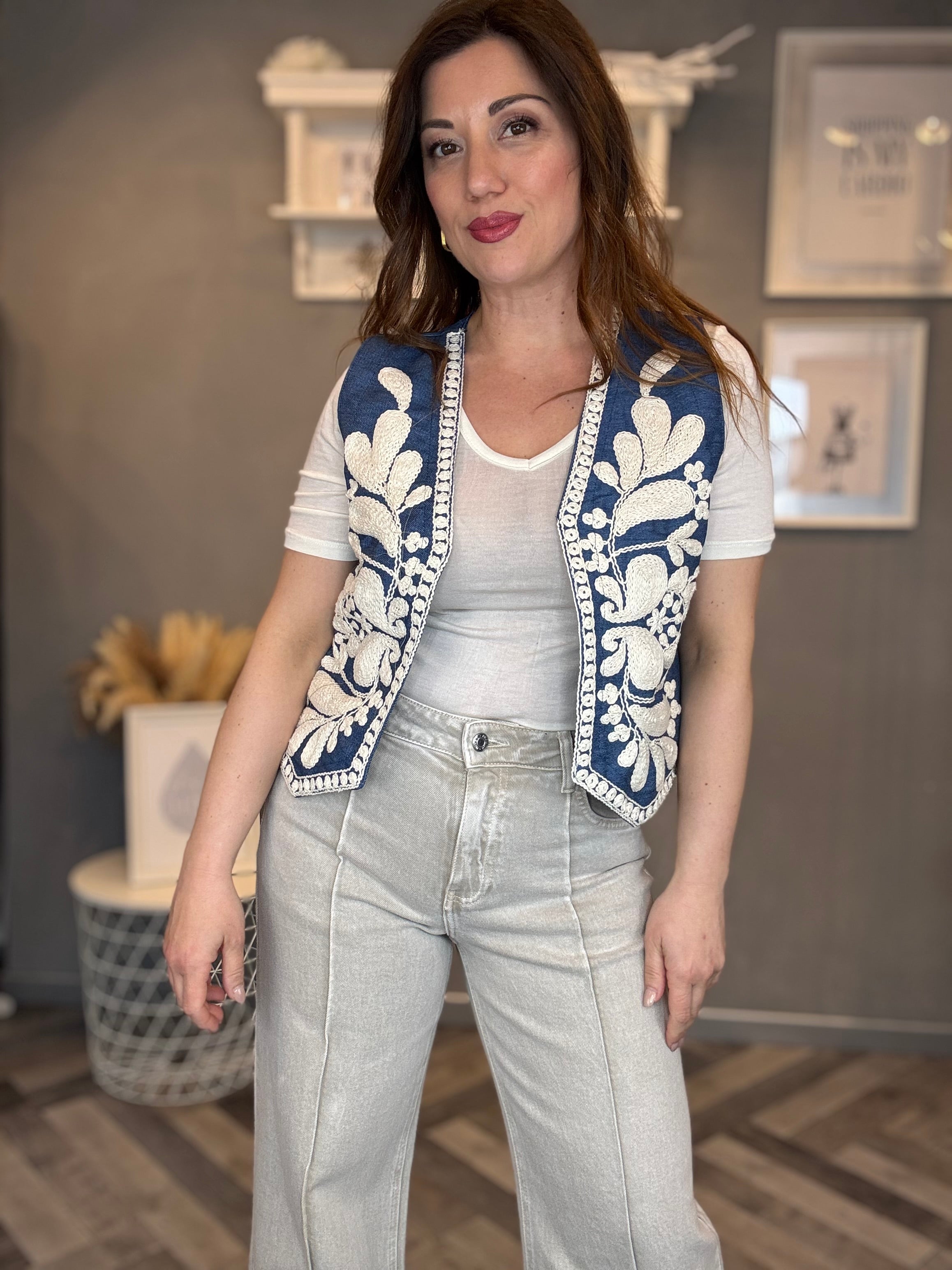 Gilet denim con ricamo