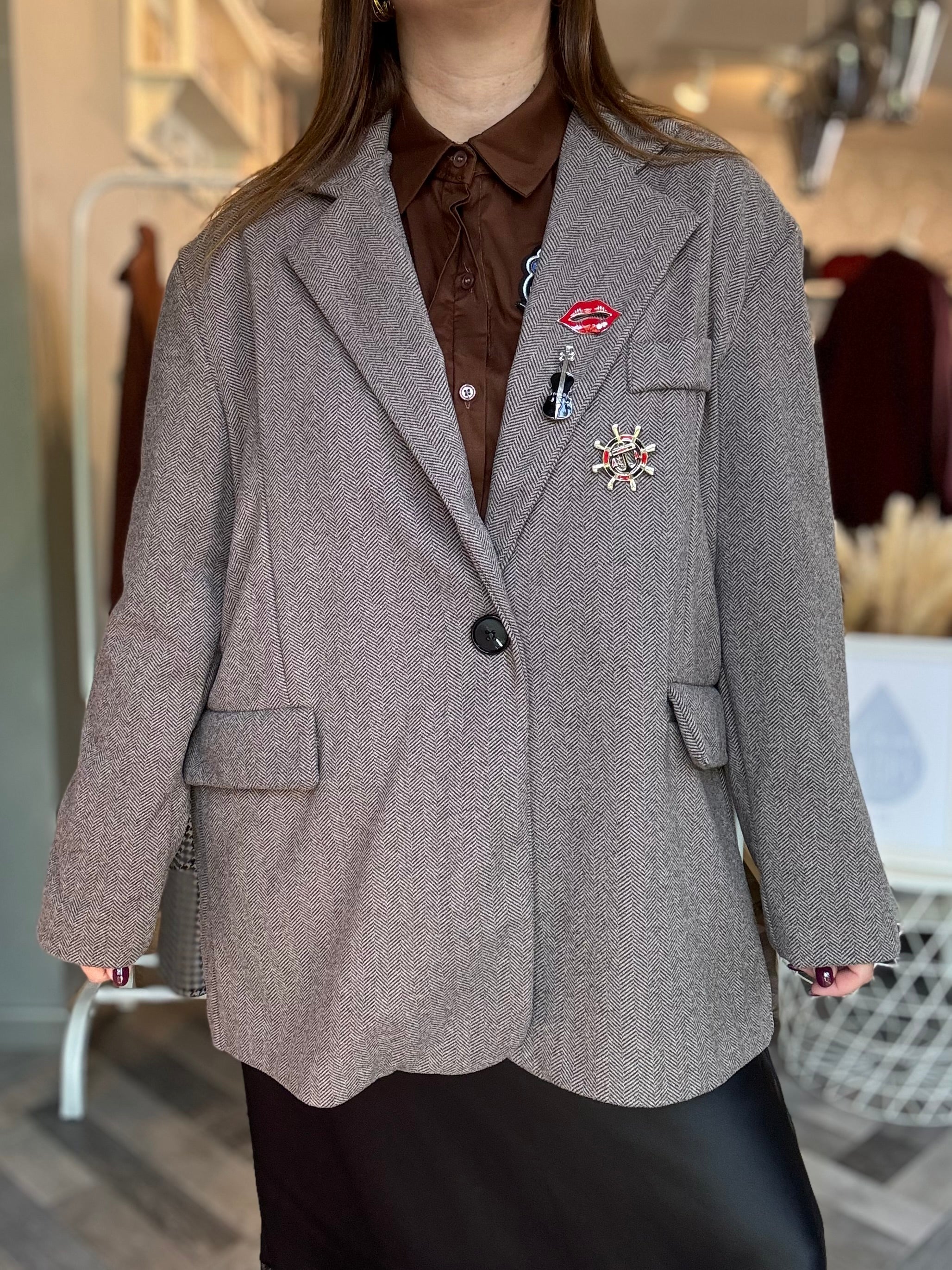 Blazer spigato con spille