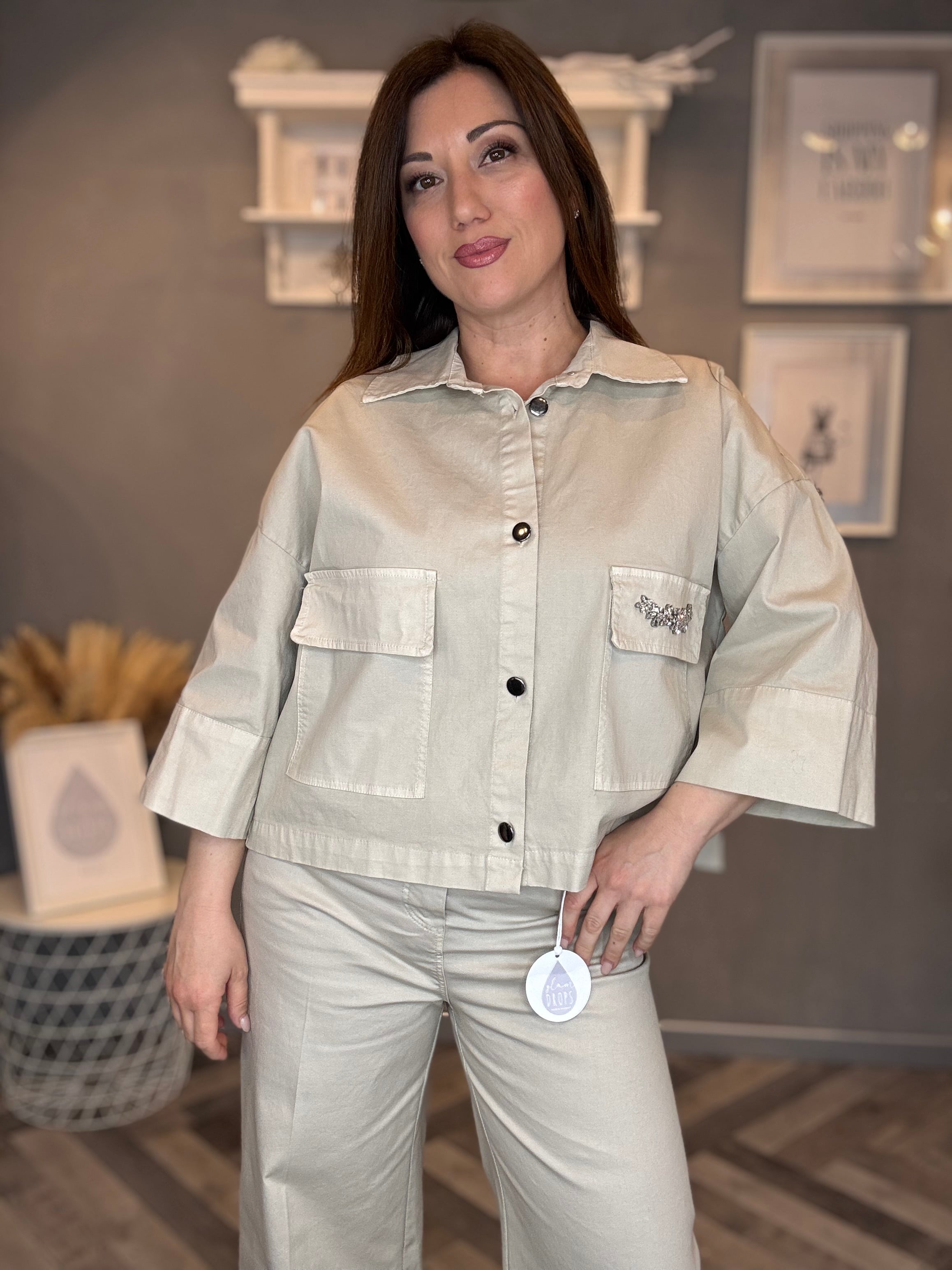 Giacca crop con cabochon sabbia