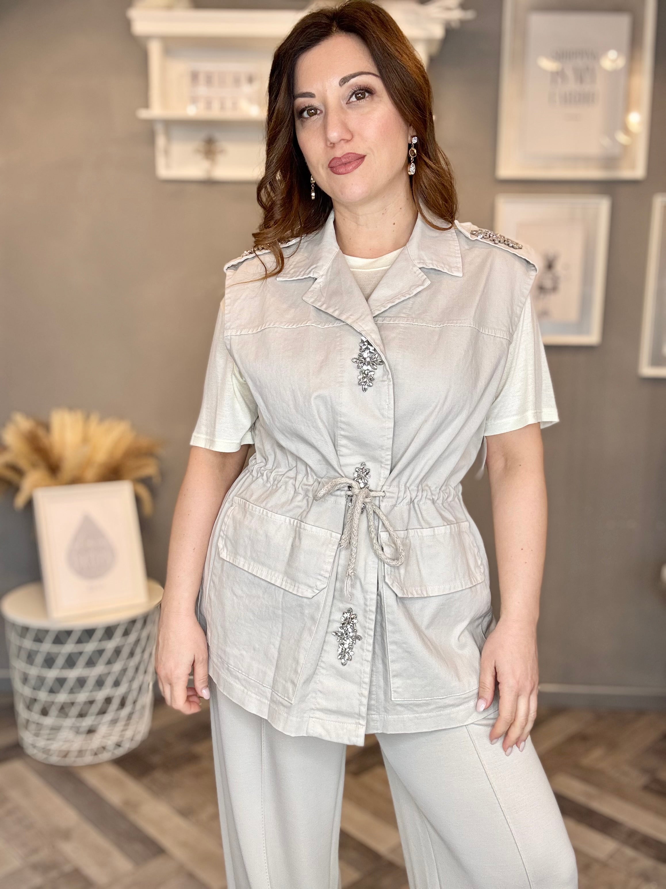 Gilet gioiello con cabochon sabbia