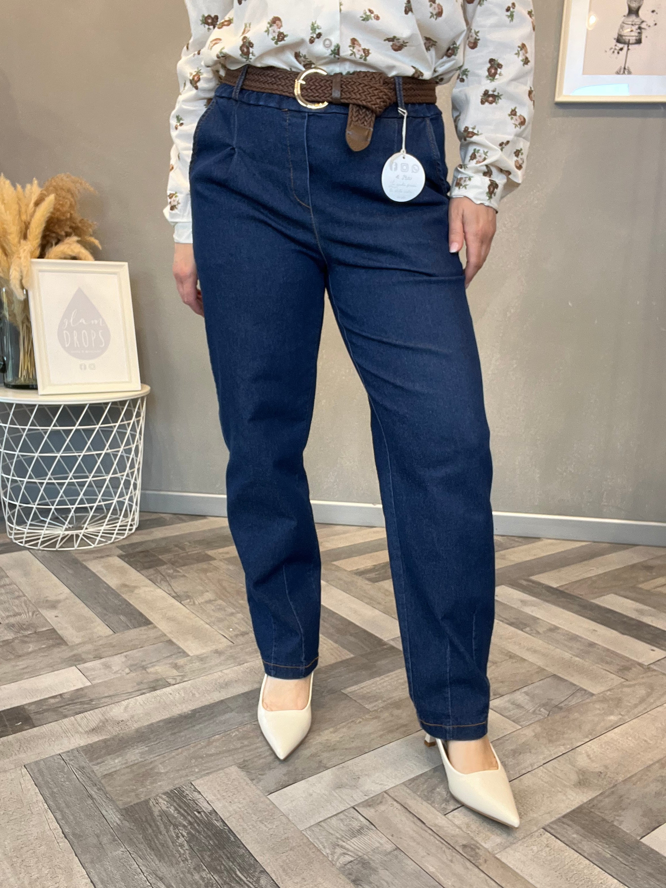 Jeans barrel scuro con cintura