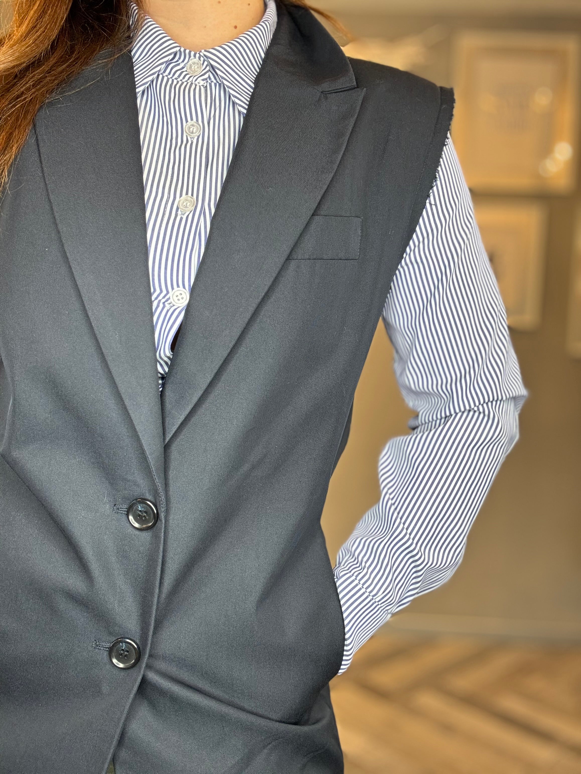 Gilet blazer smanicato con spallina tagliata a vivo