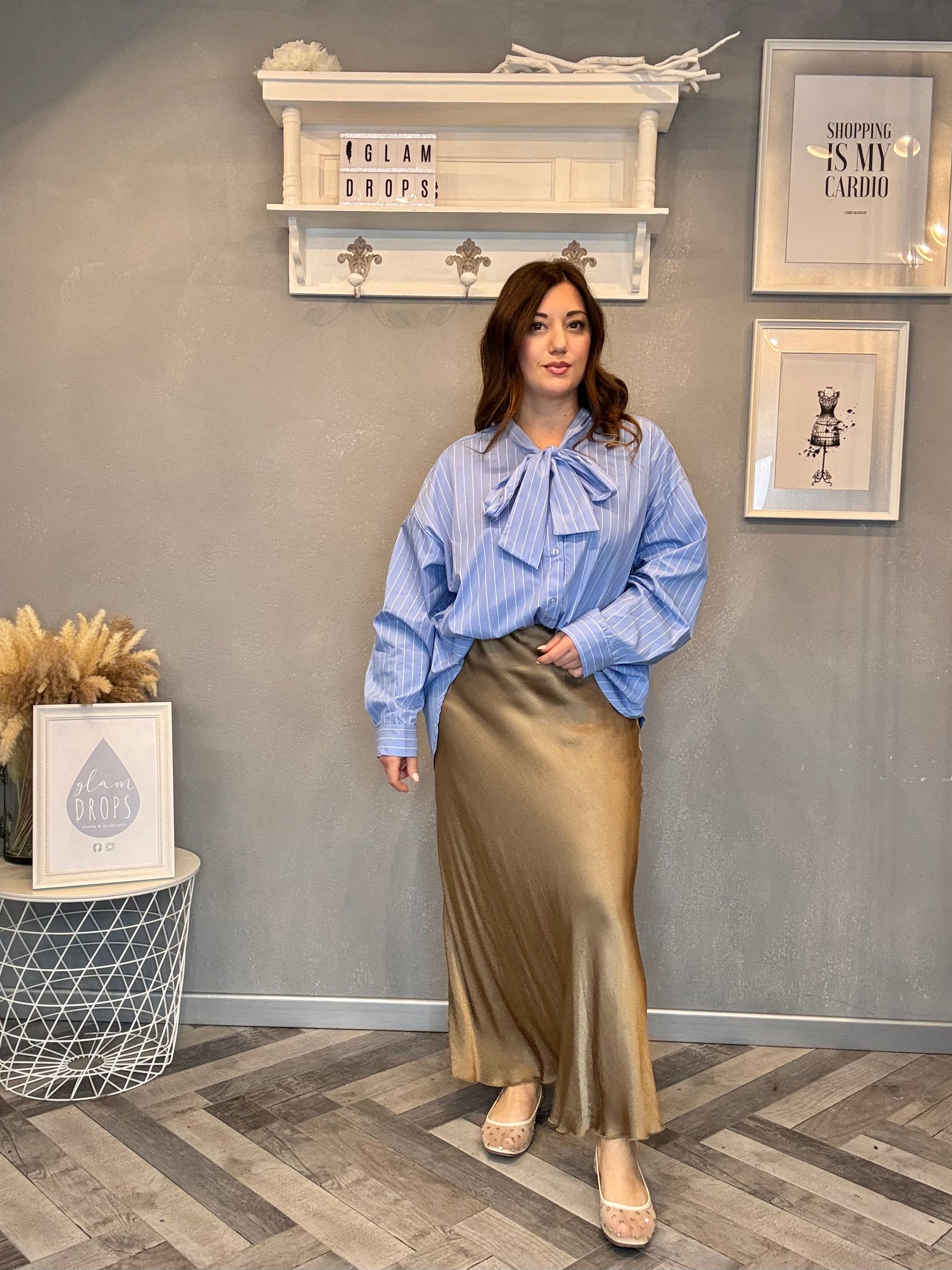 Camicia celeste a righe bianche con fiocco