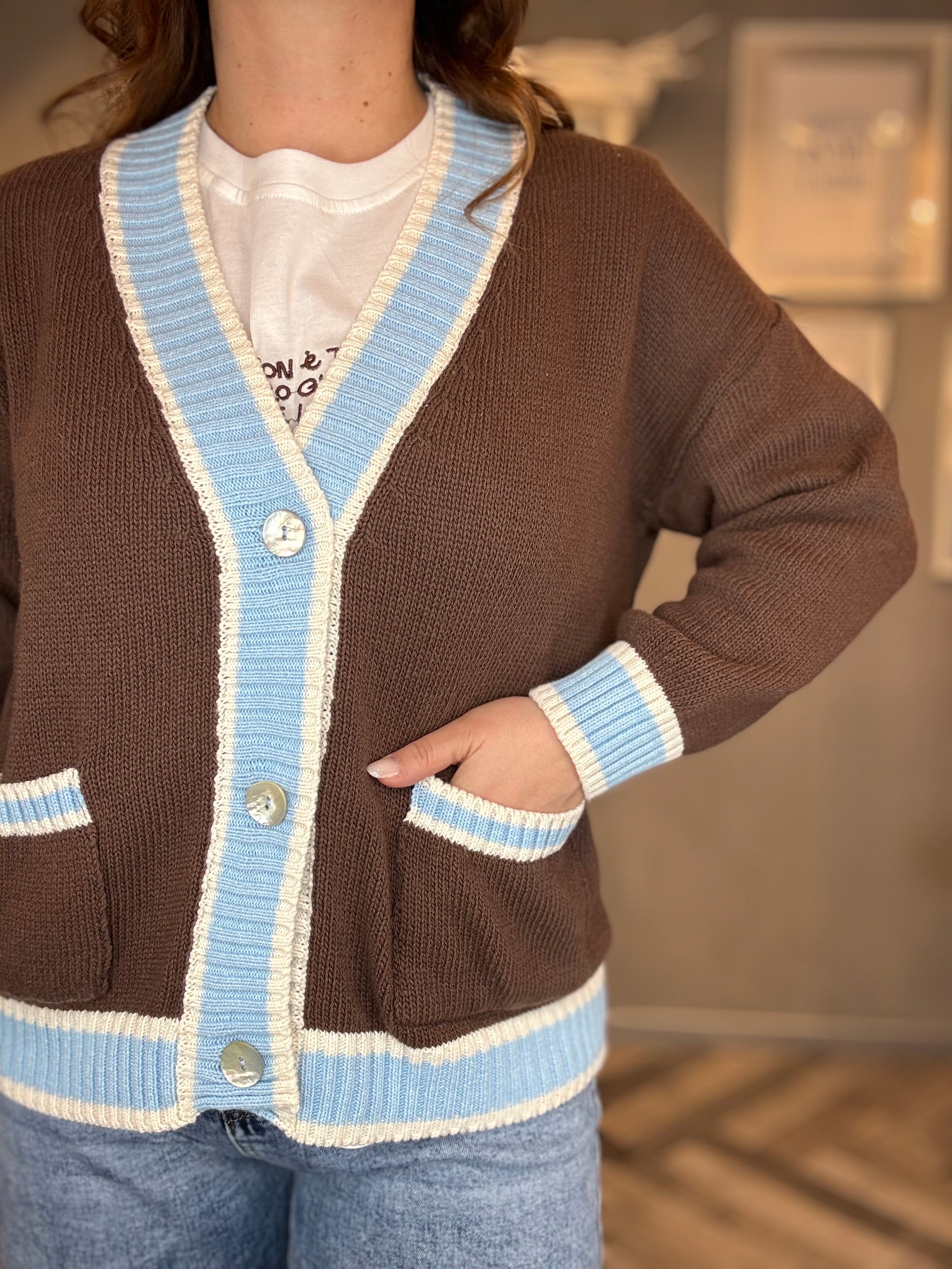 Cardigan cioccolato profili azzurri
