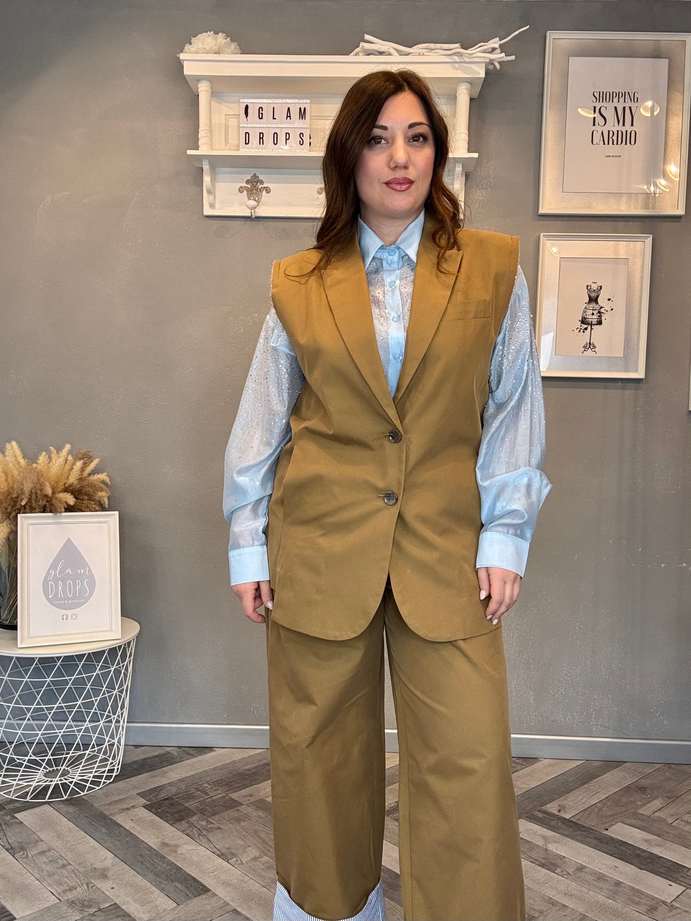 Gilet blazer smanicato con spallina tagliata a vivo