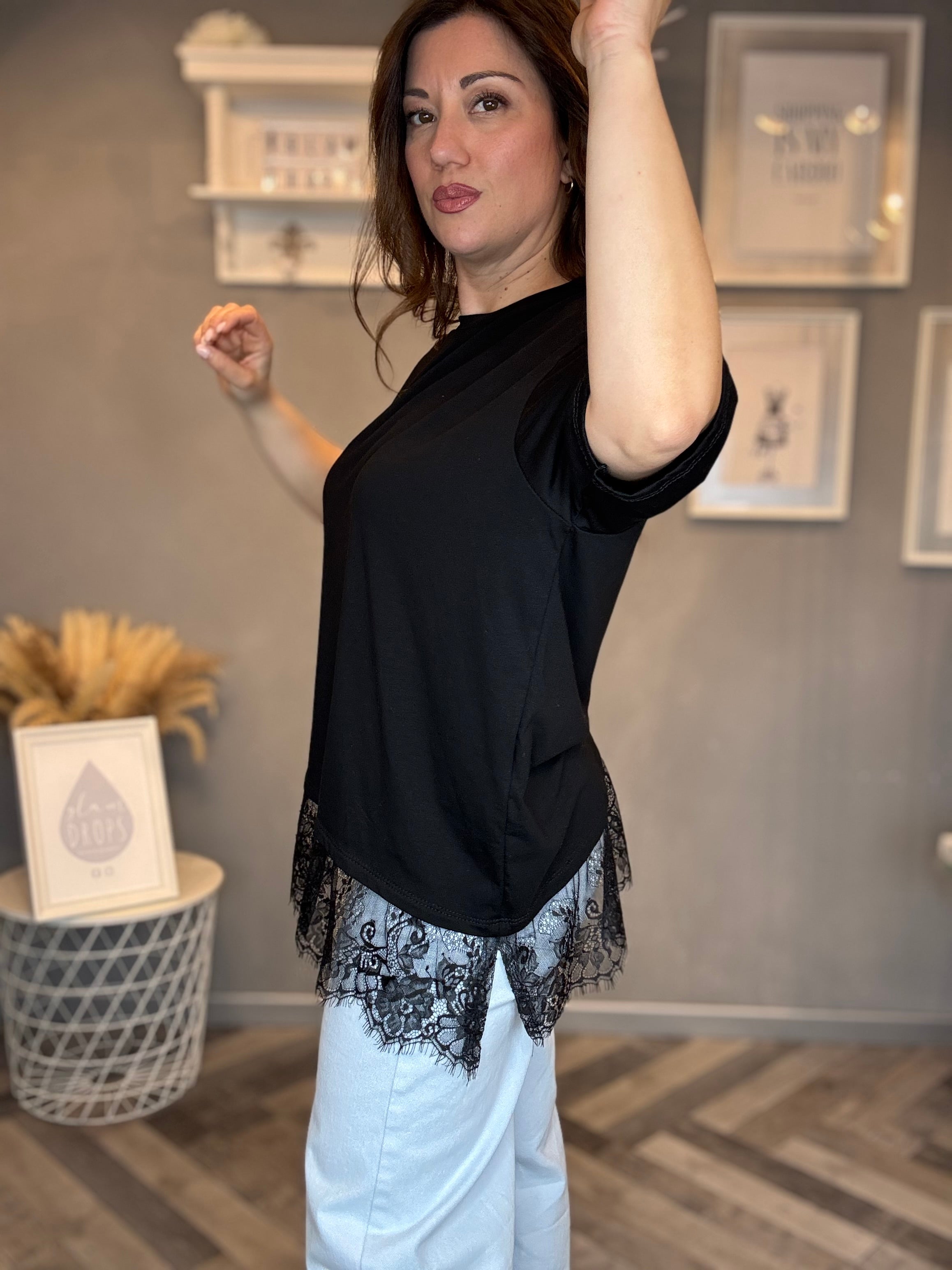 T-shirt nera over con pizzo