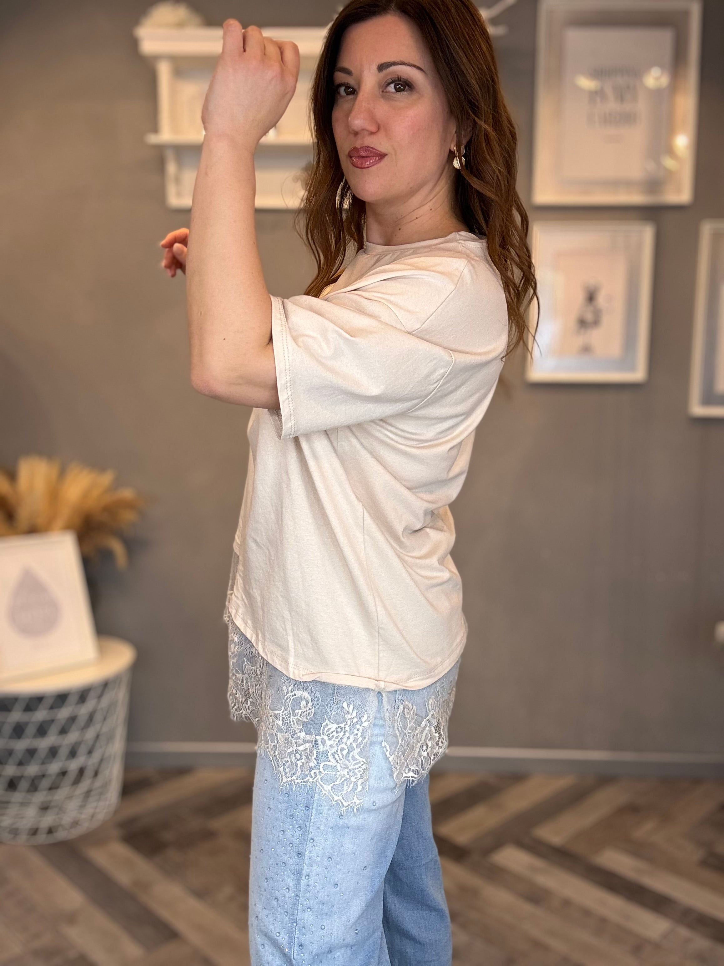 T-shirt beige over con pizzo