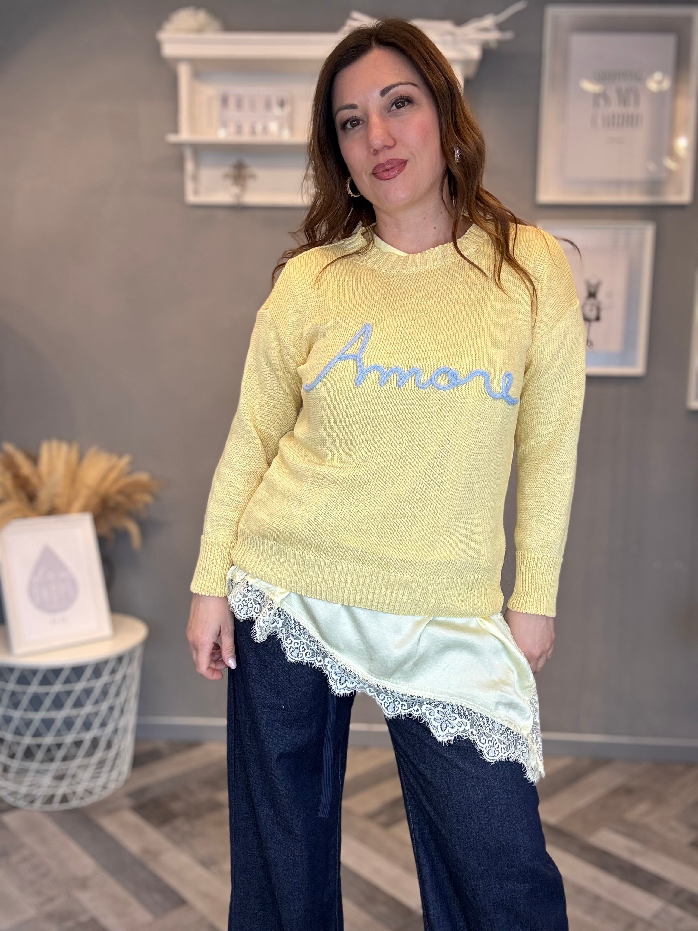 T-shirt giallo pastello con satin e pizzo