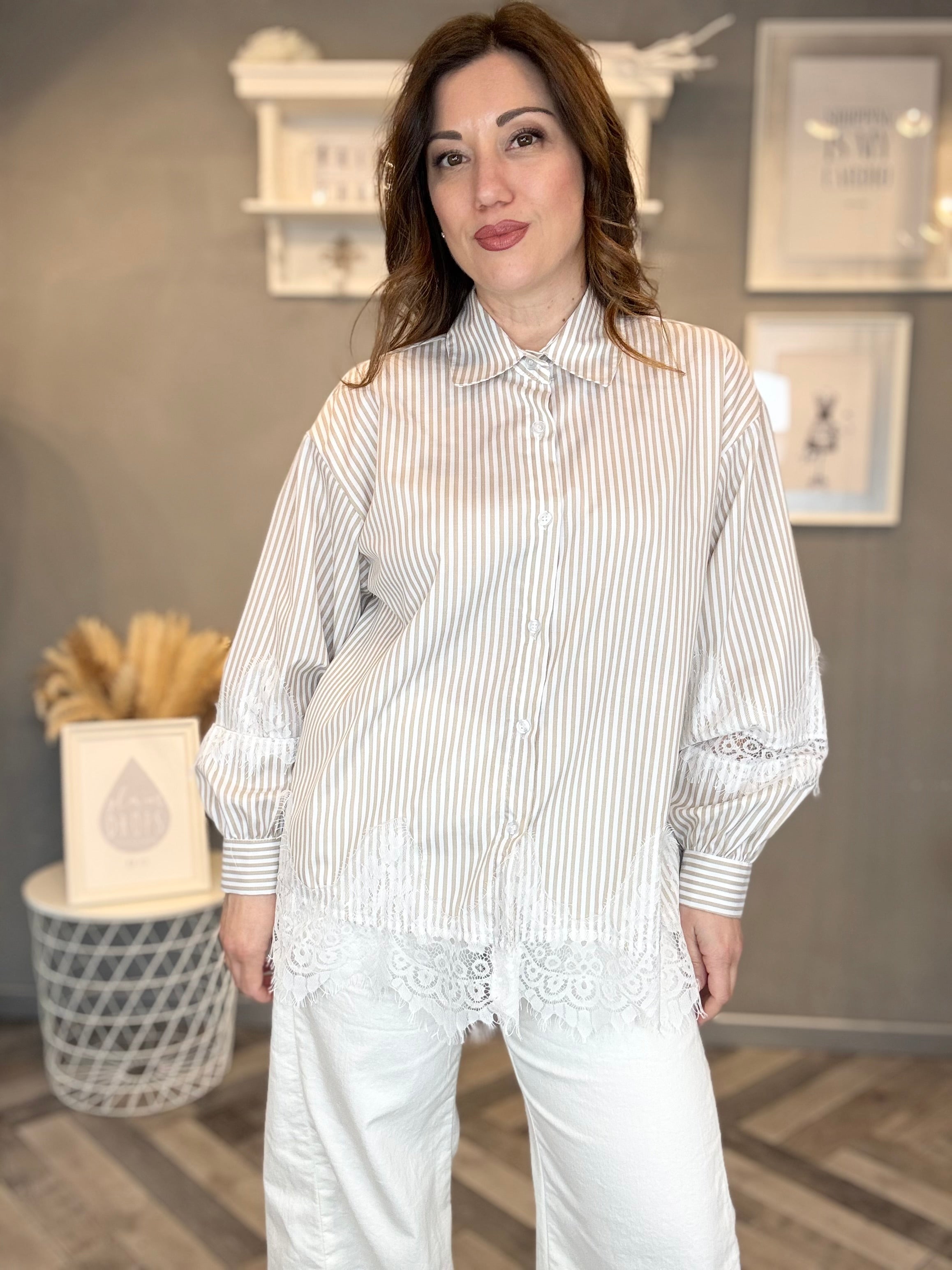 Camicia a righe con pizzo