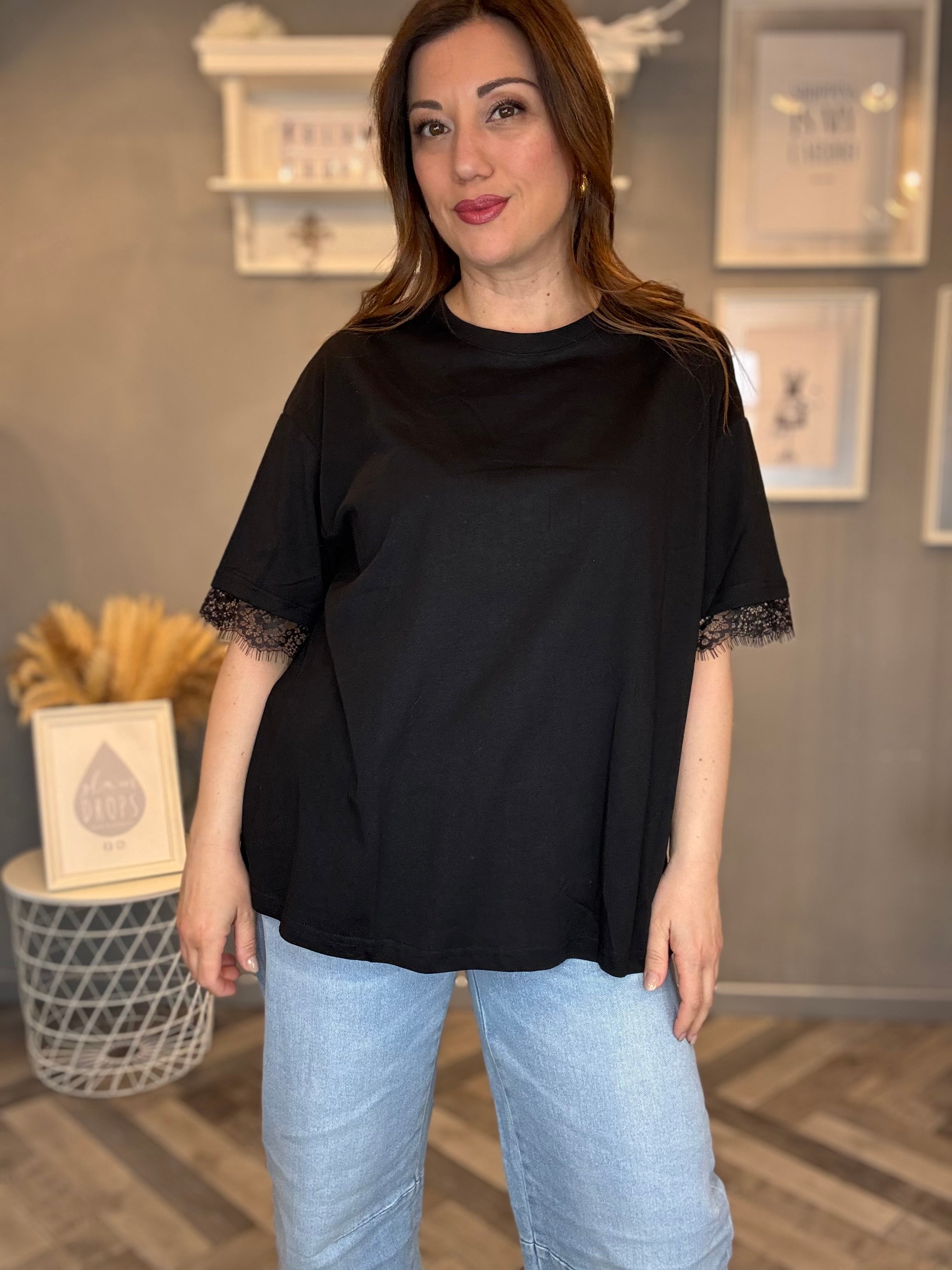 T-shirt over pizzo details nera