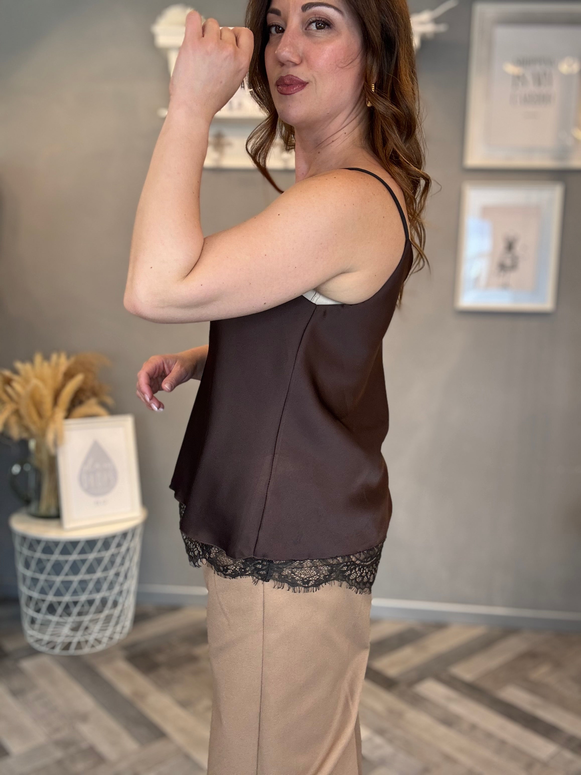 Top Satin con pizzo moro