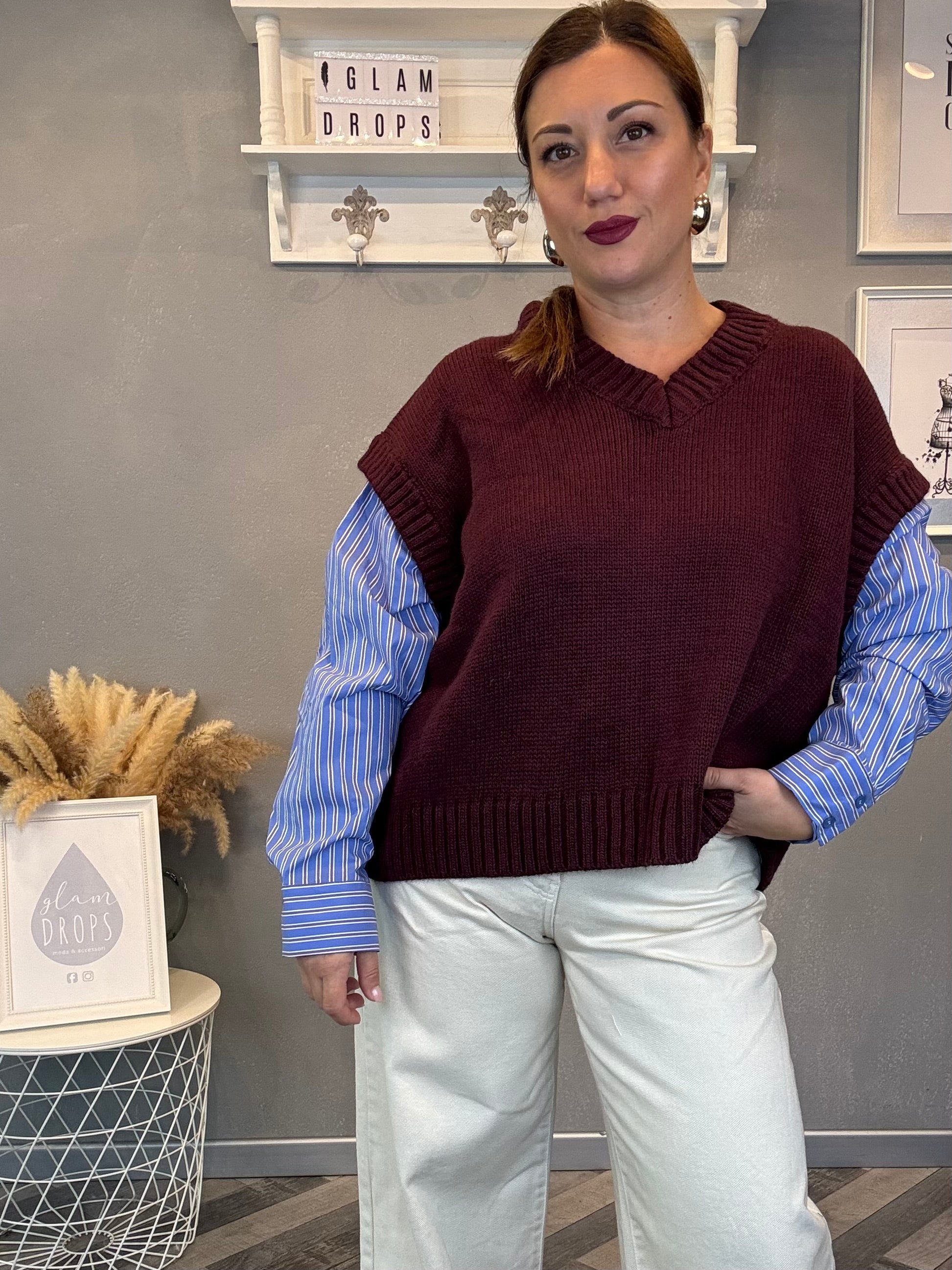 Lumina gilet in maglia bordeaux maniche camicia azzurra