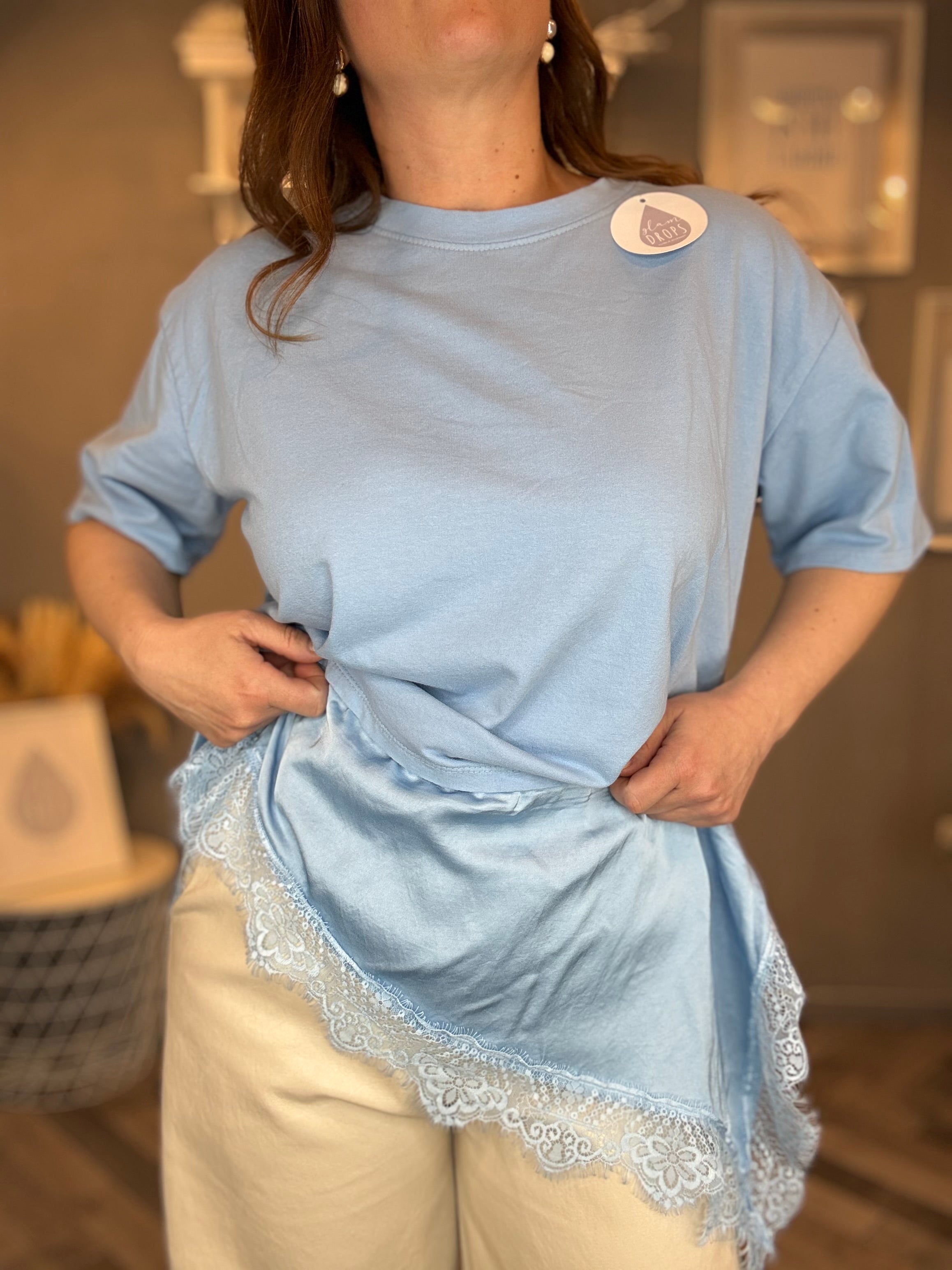 T-shirt celeste con satin e pizzo