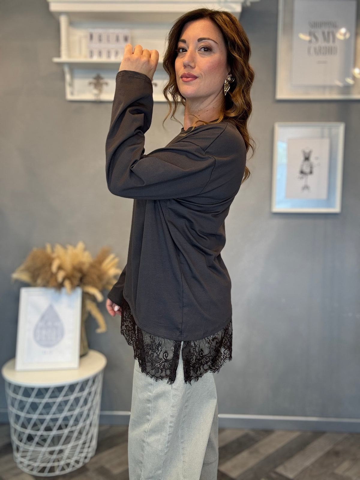 T-shirt asimmetrica con pizzo moro