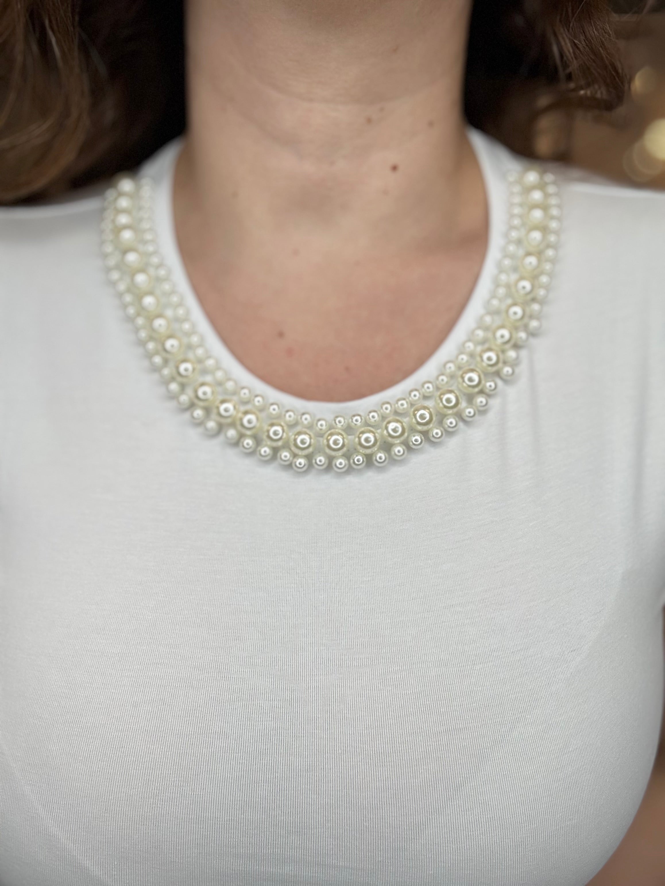 T-shirt basic con collo di perle