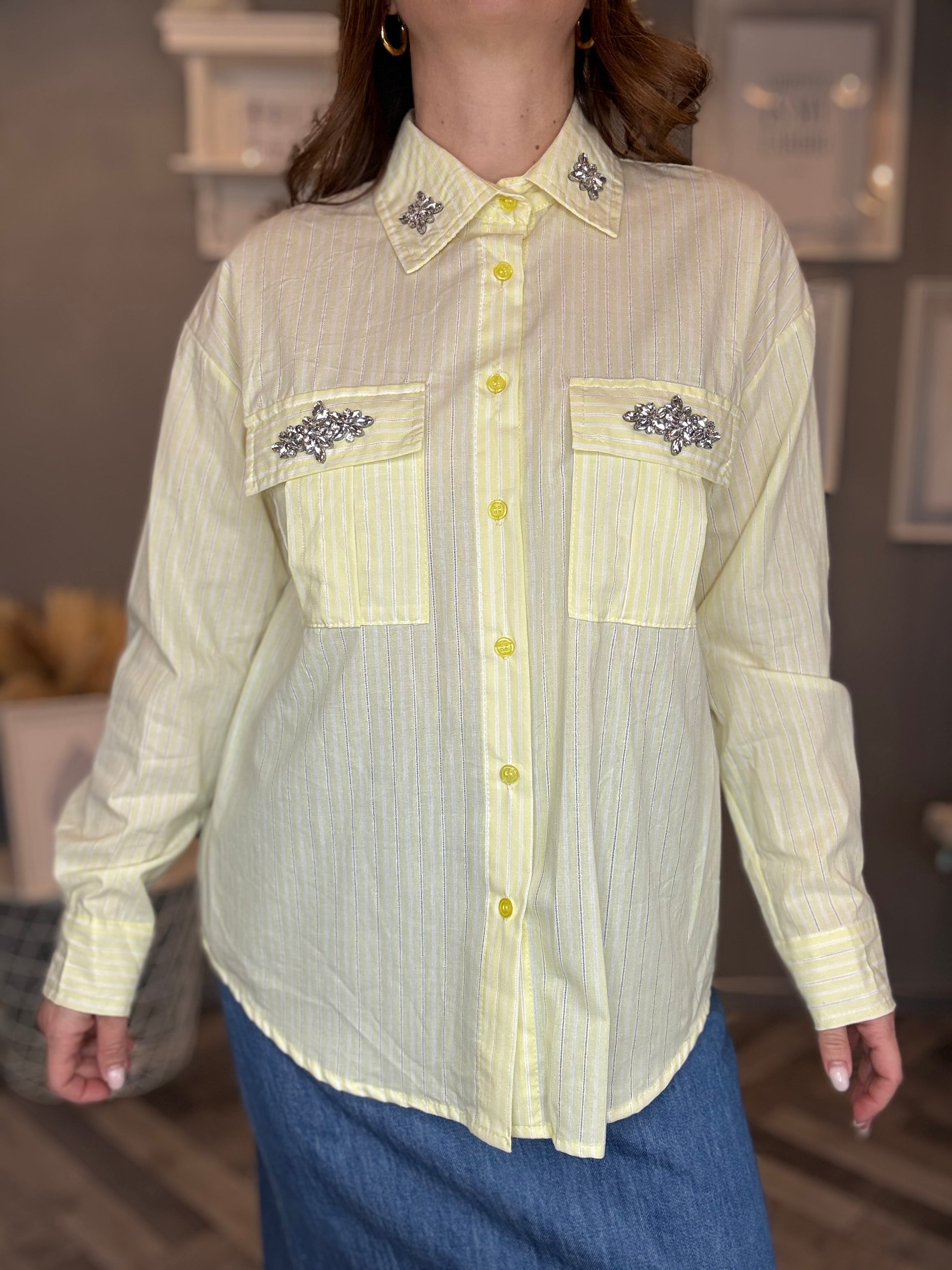 Camicia giallo pastello a righe con applicazioni gioiello