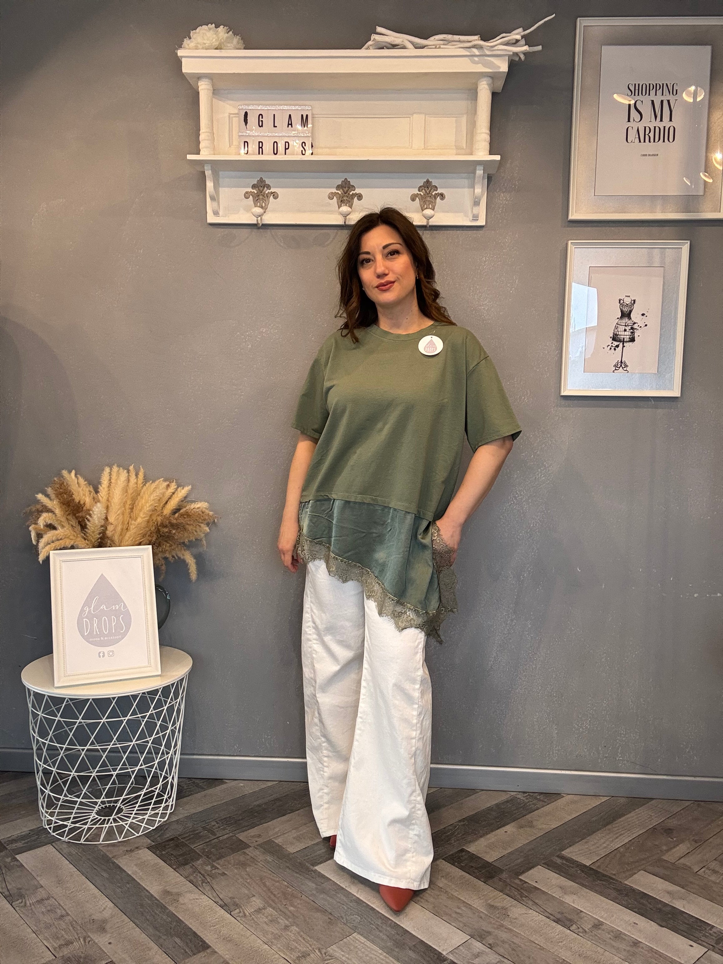 T-shirt verde militare con satin e pizzo