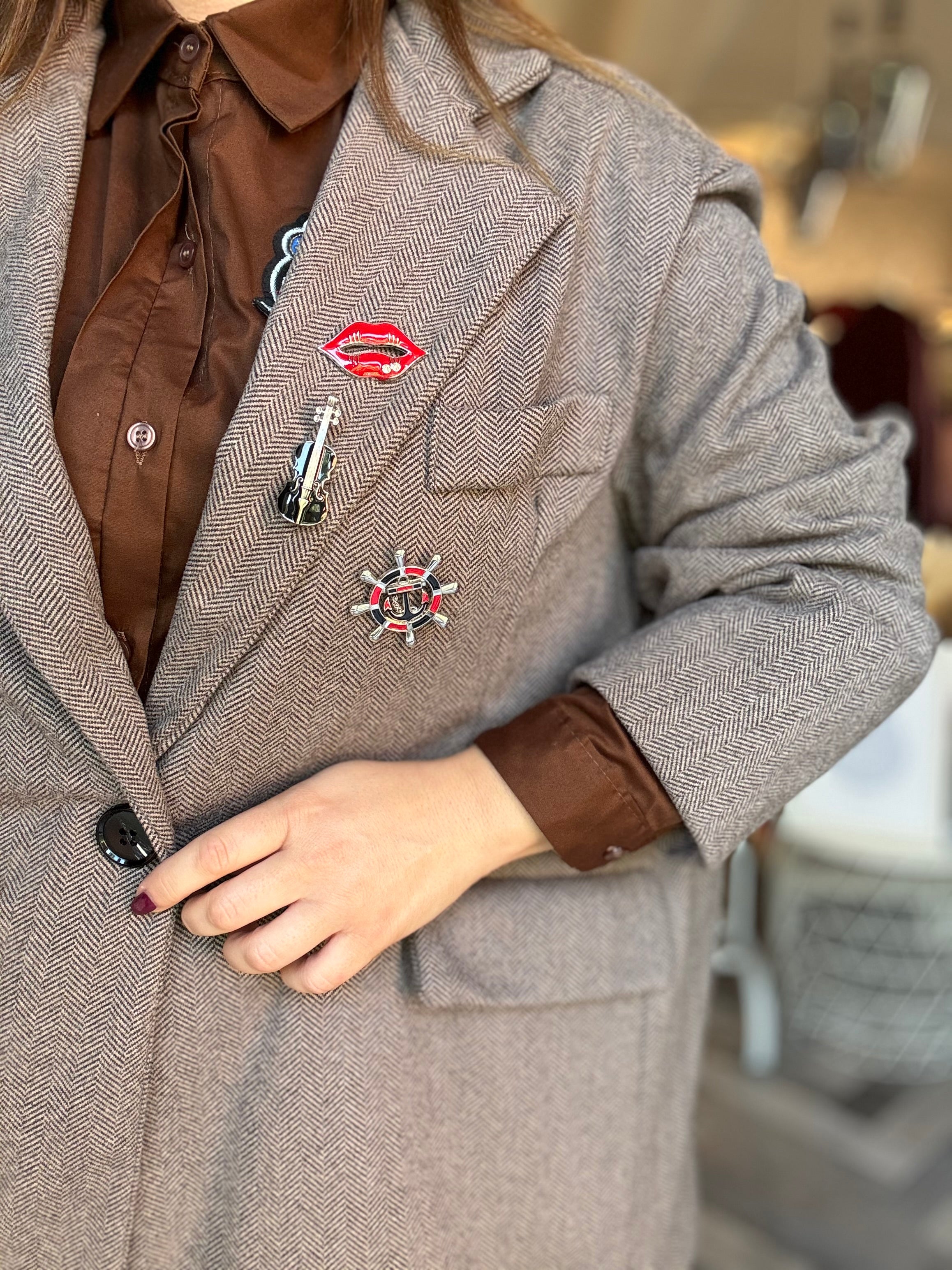 Blazer spigato con spille