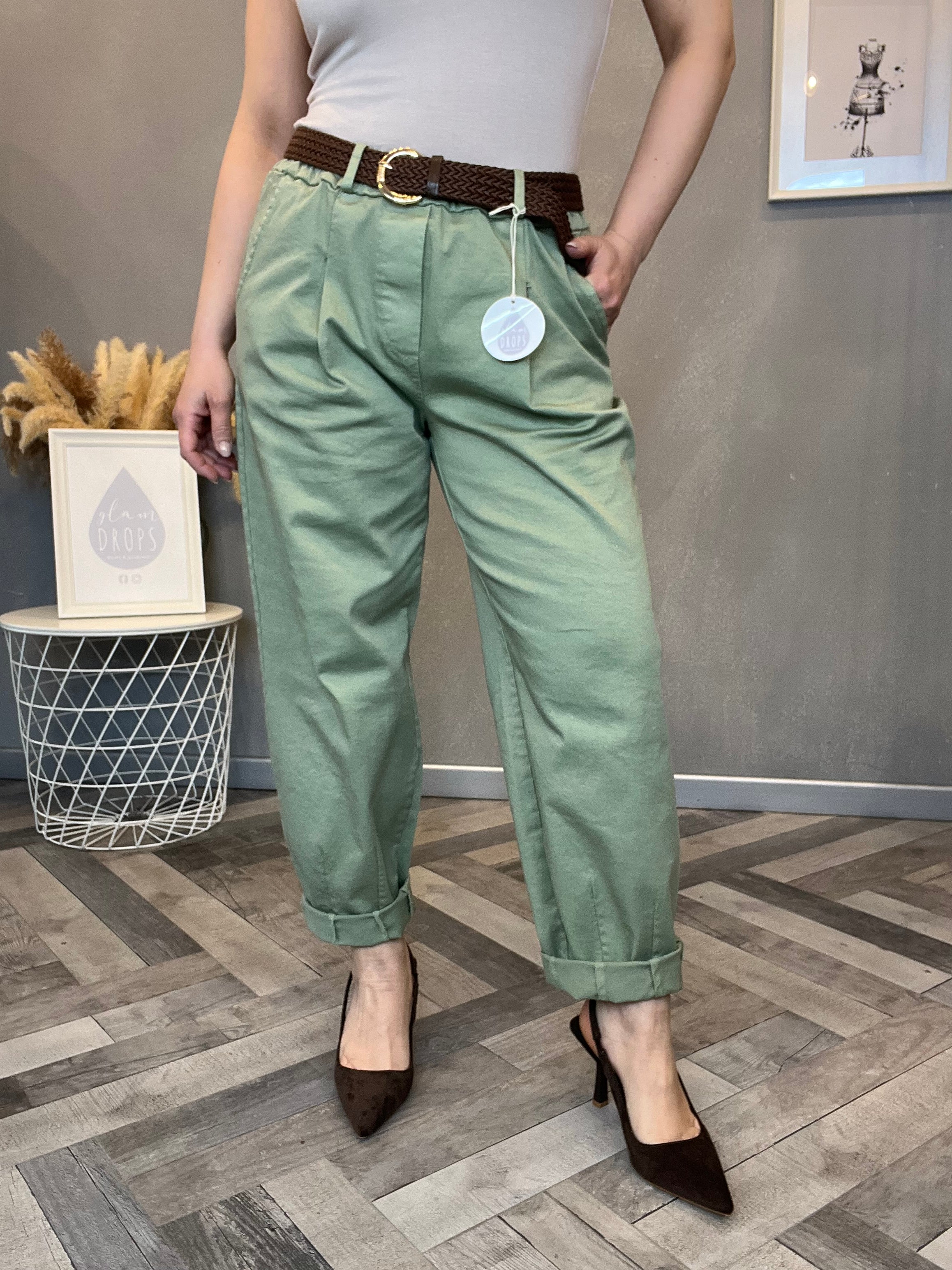 Pantalone carrot verde salvia con cintura