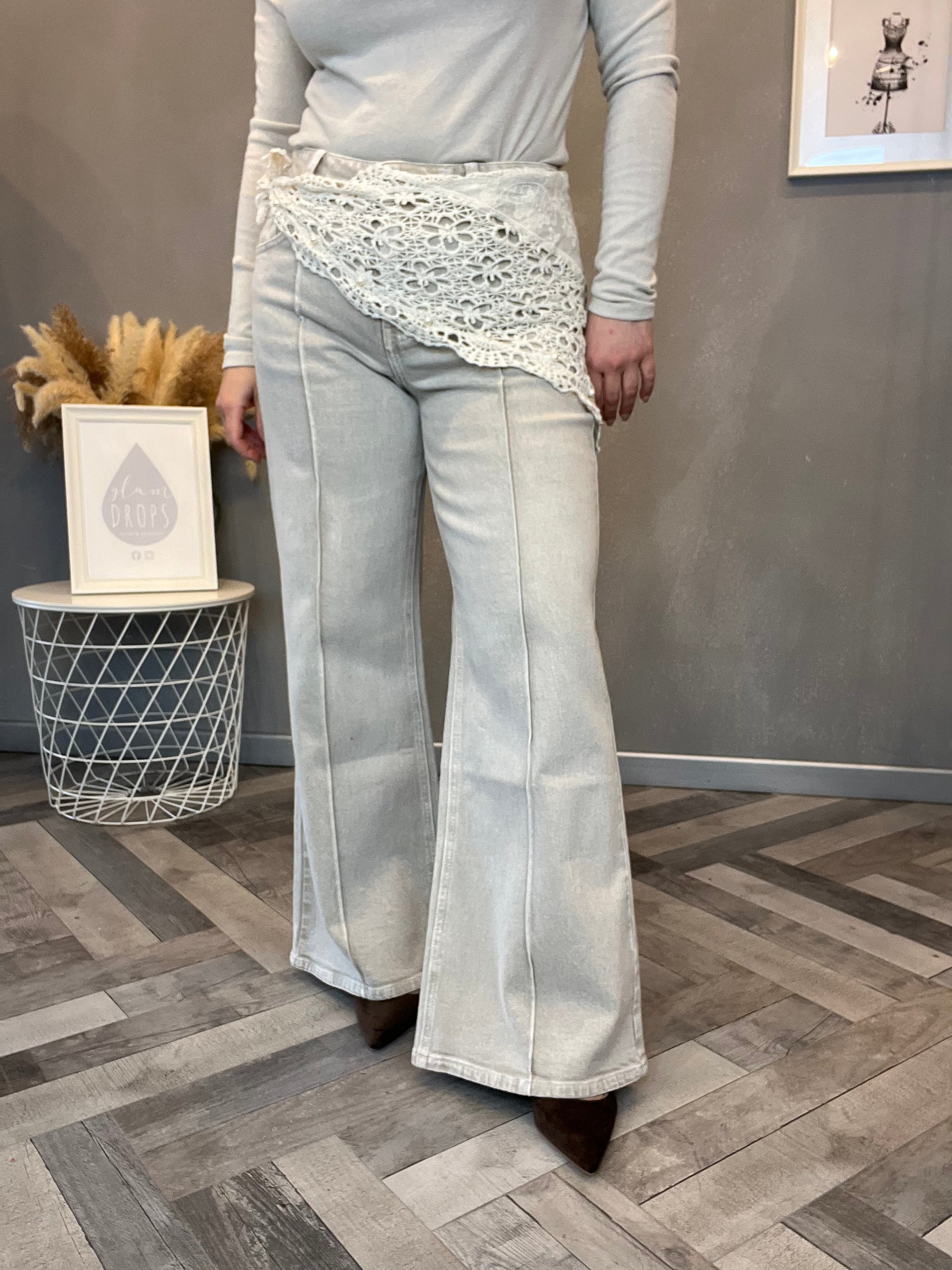 Jeans grigio sabbiato con foulard