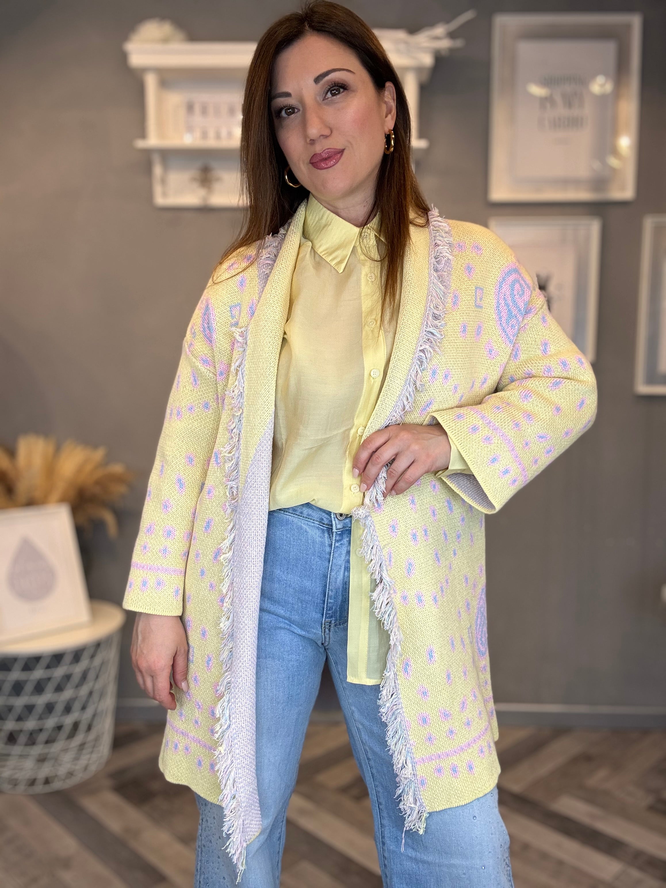 Cardigan jacquard giallo pastello con frange