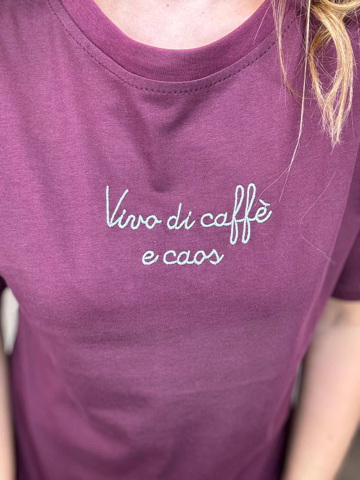 T-shirt Vivo di caffè e caos