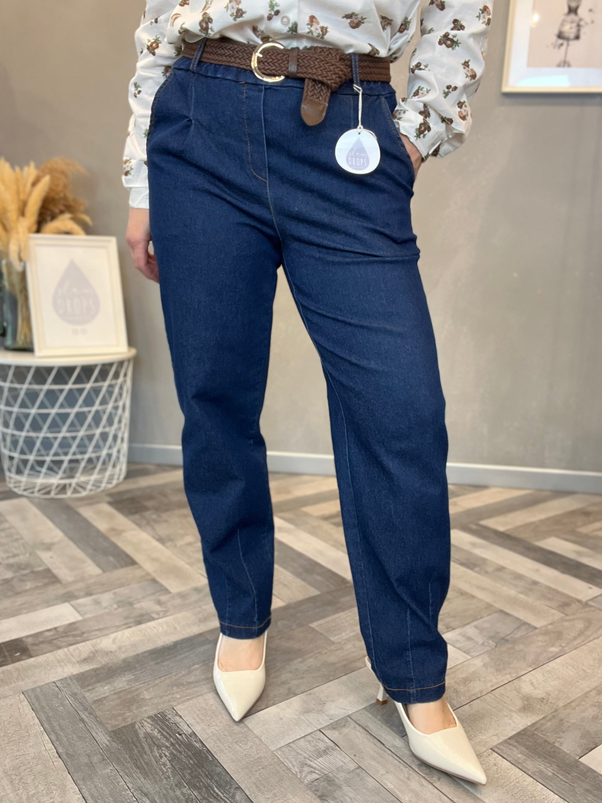 Jeans barrel scuro con cintura