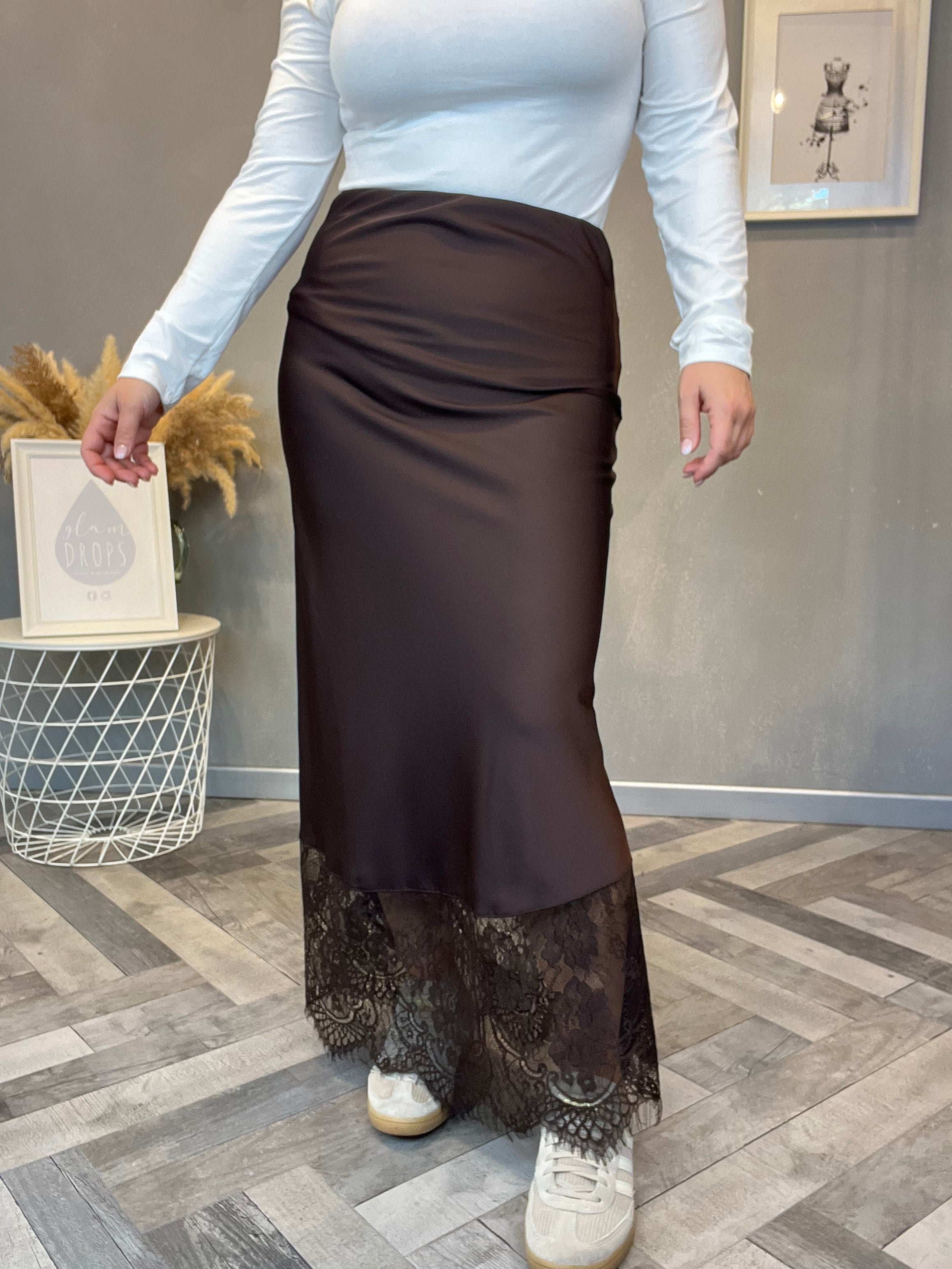 Gonna in satin con pizzo moro