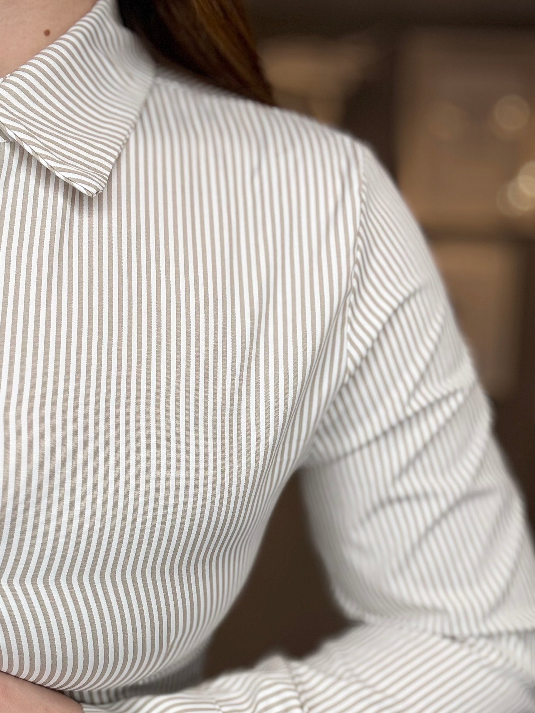 Camicia crop a righe beige