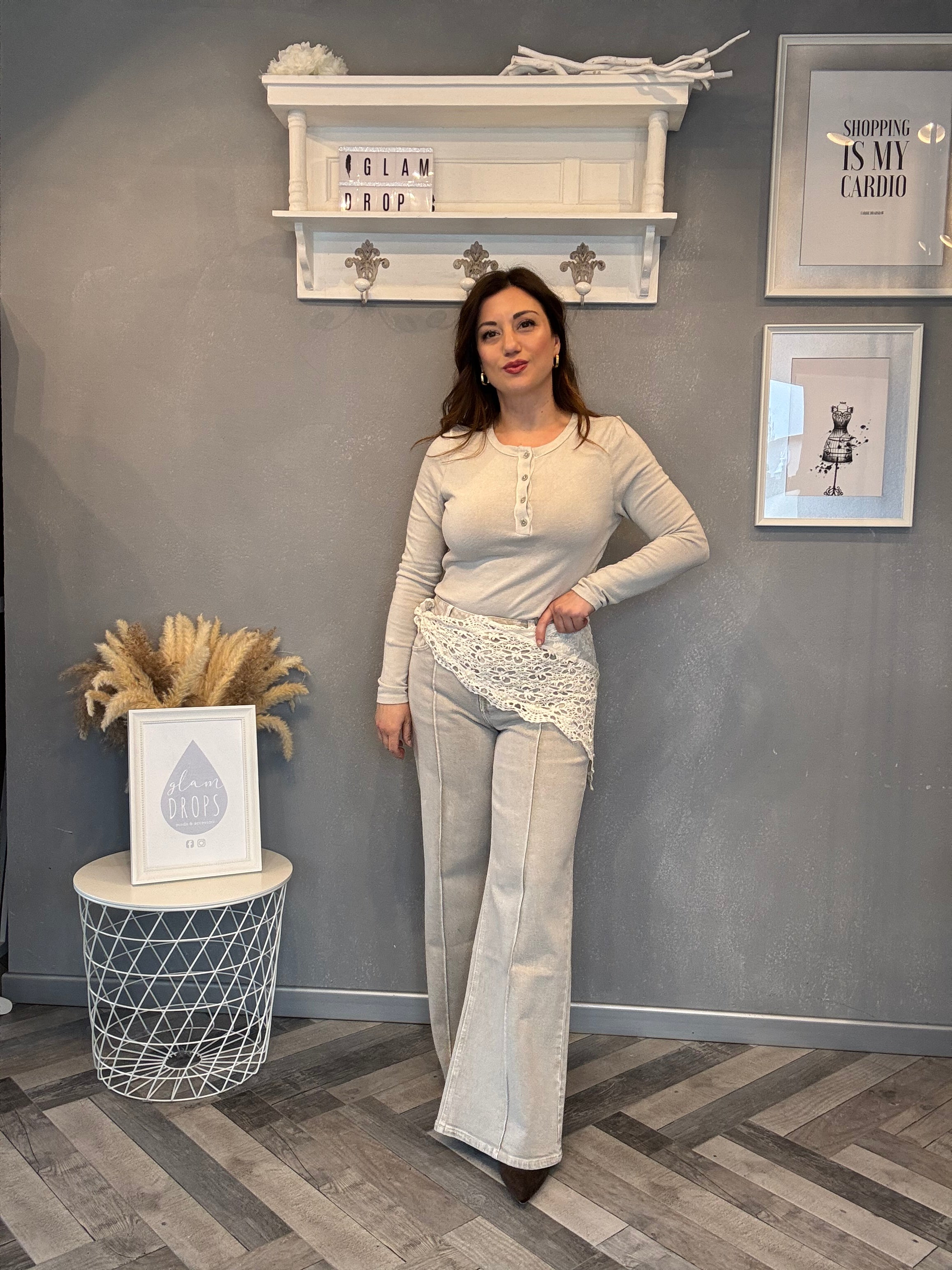 Jeans grigio sabbiato con foulard