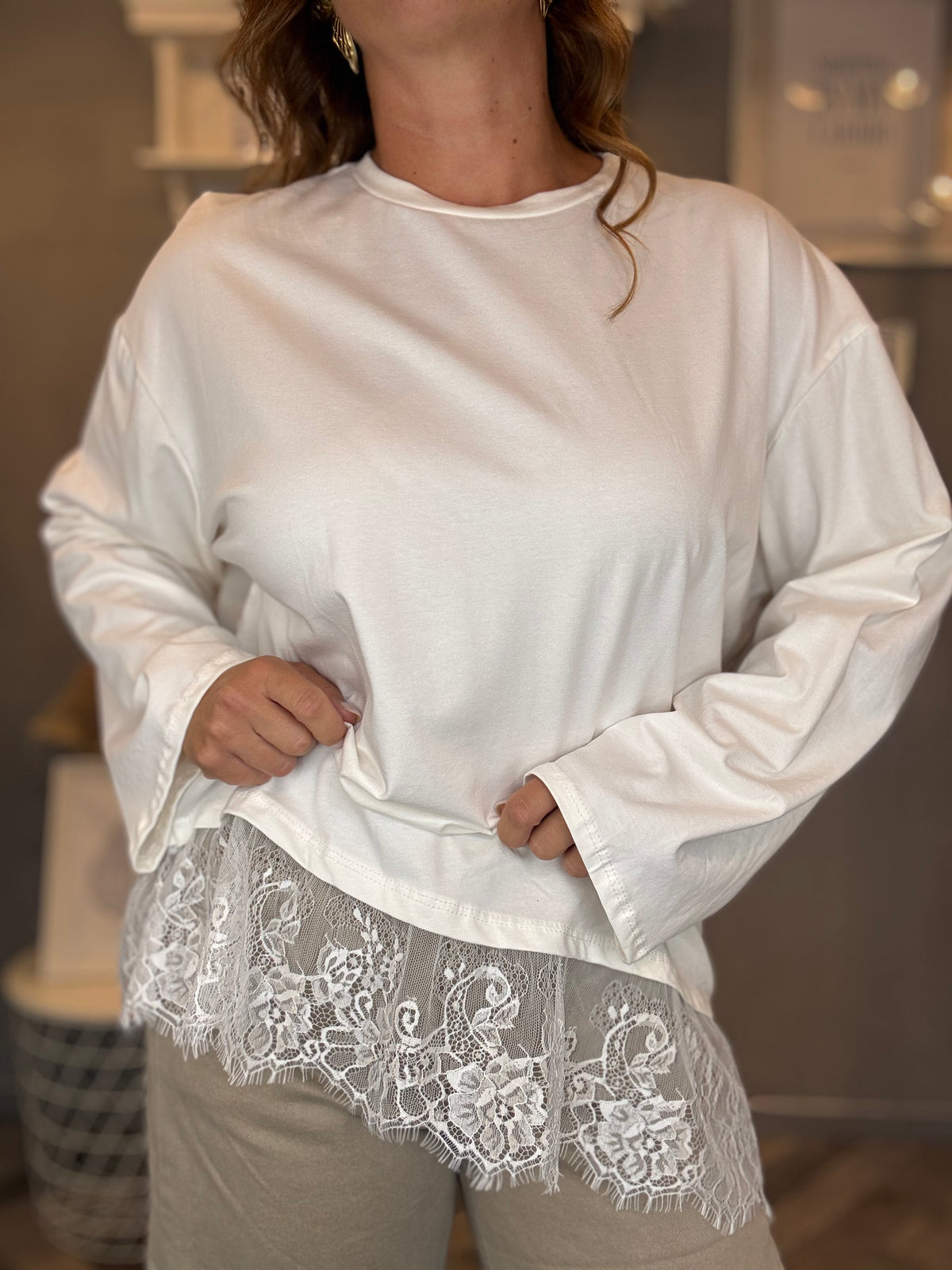 T-shirt asimmetrica con pizzo bianco