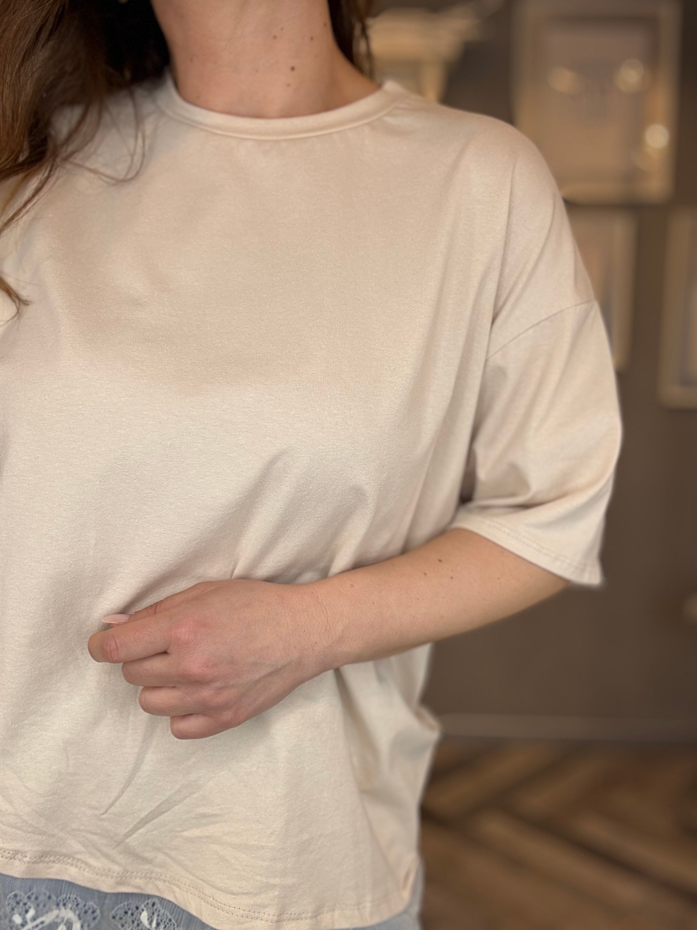 T-shirt beige over con pizzo