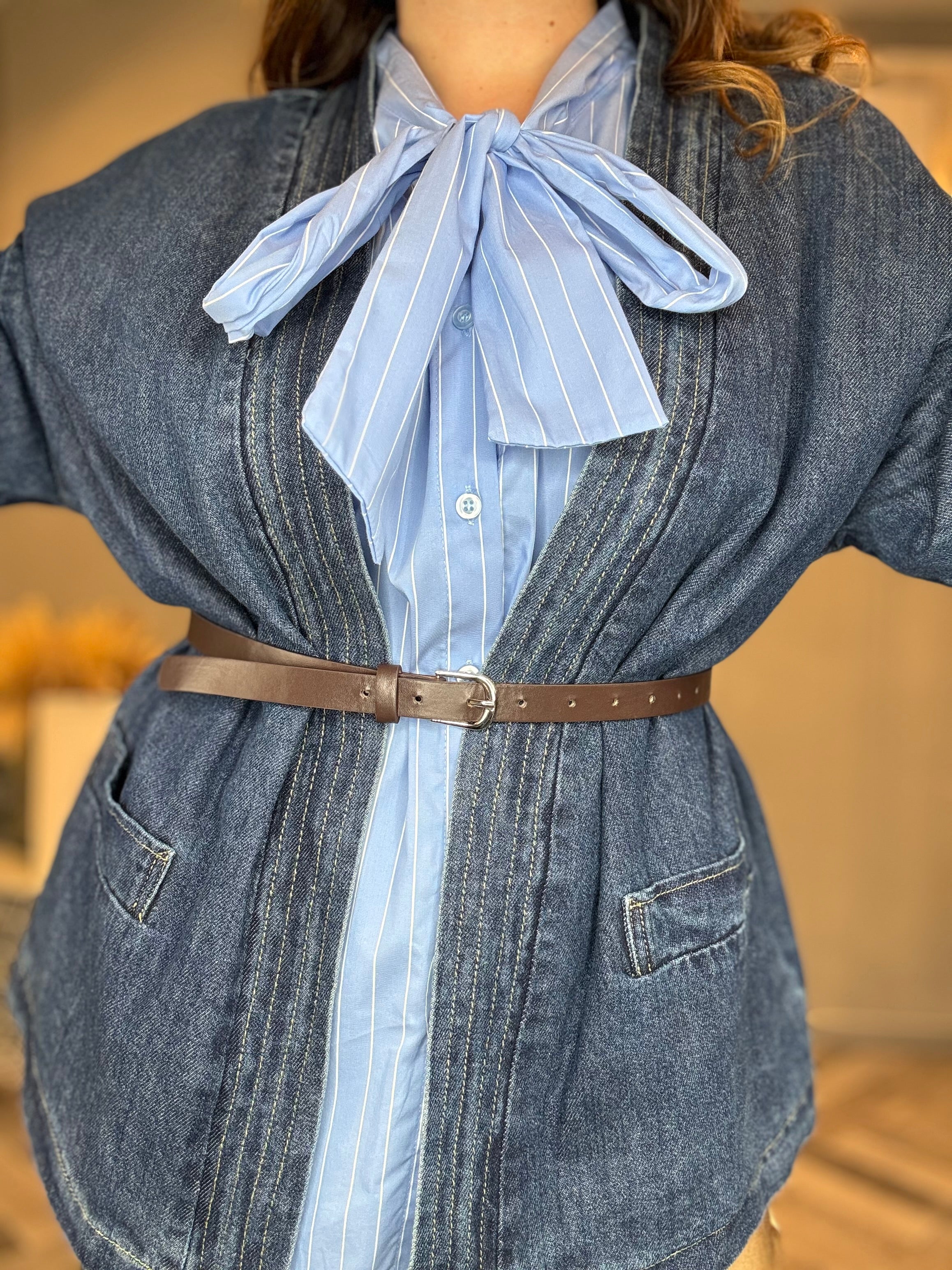 Camicia celeste a righe bianche con fiocco