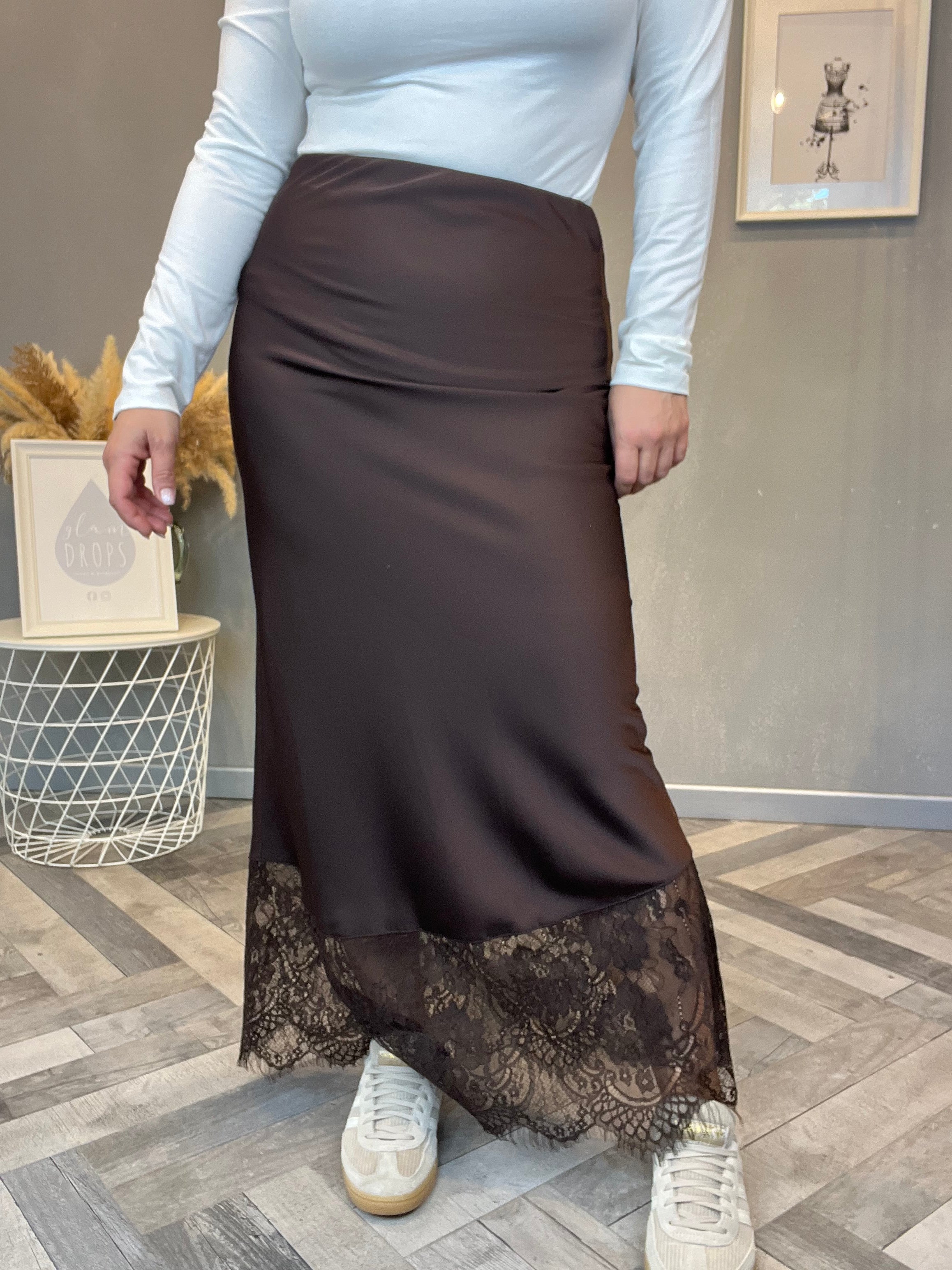 Gonna in satin con pizzo moro