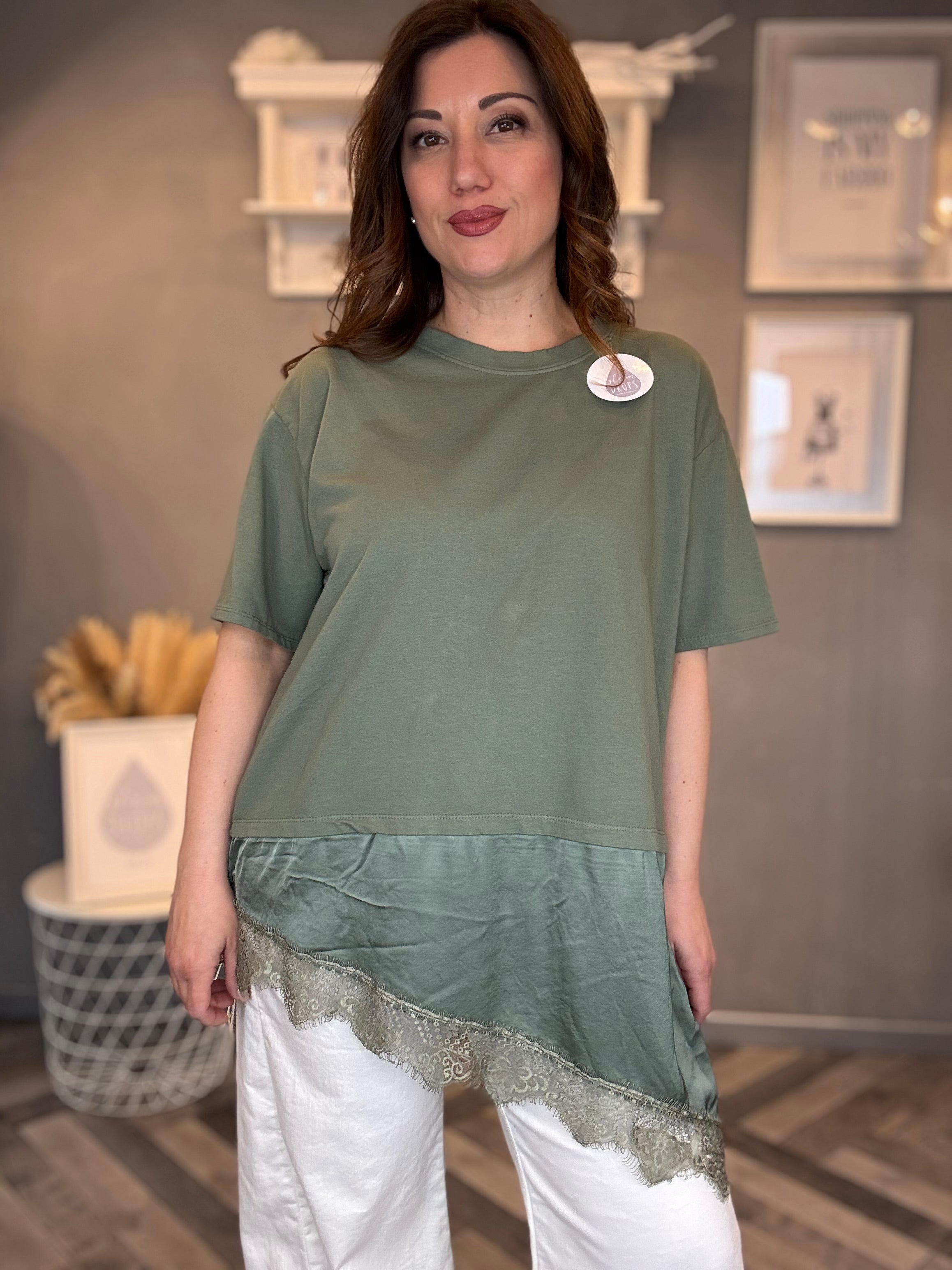 T-shirt verde militare con satin e pizzo