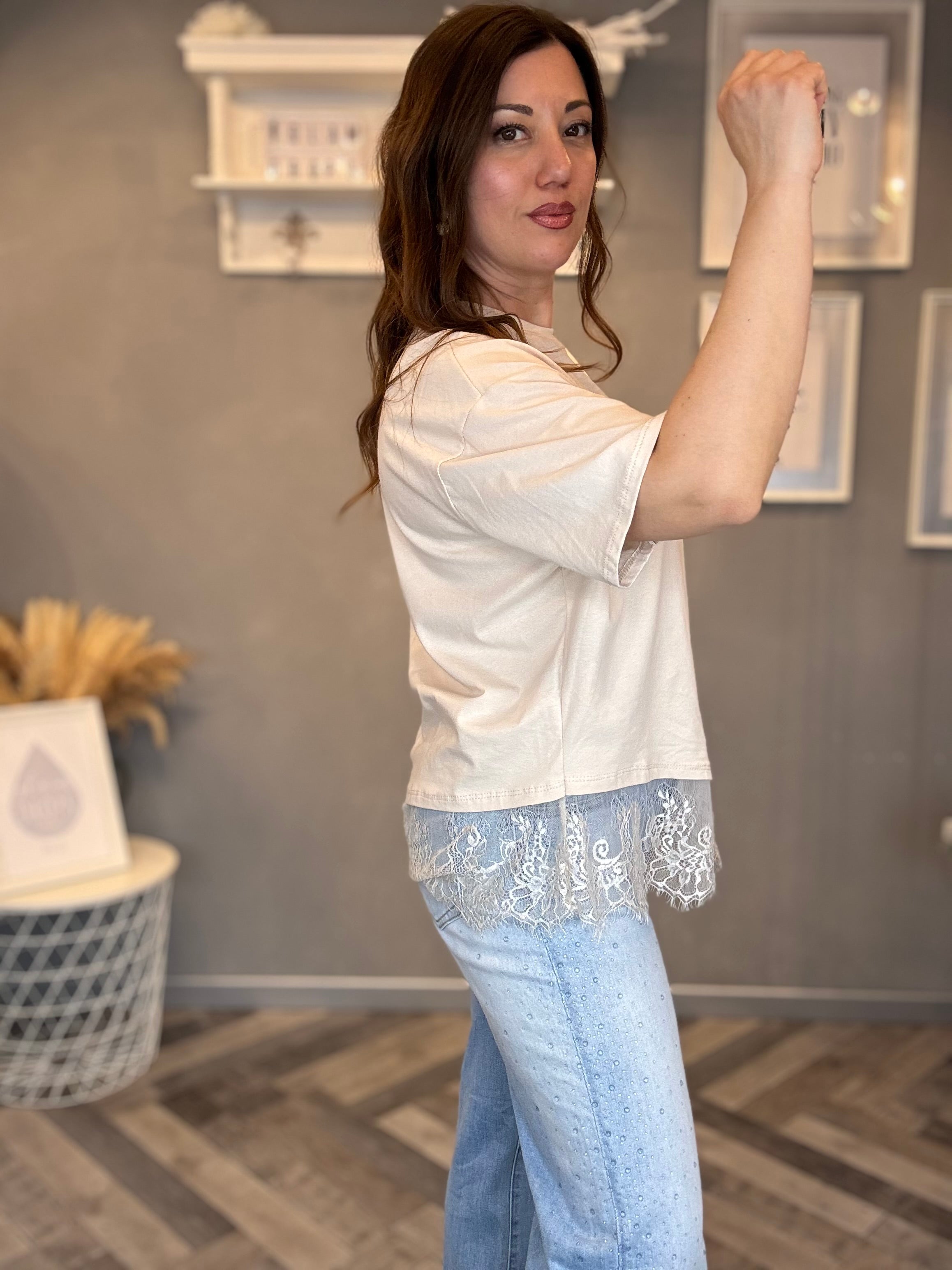 T-shirt beige over con pizzo
