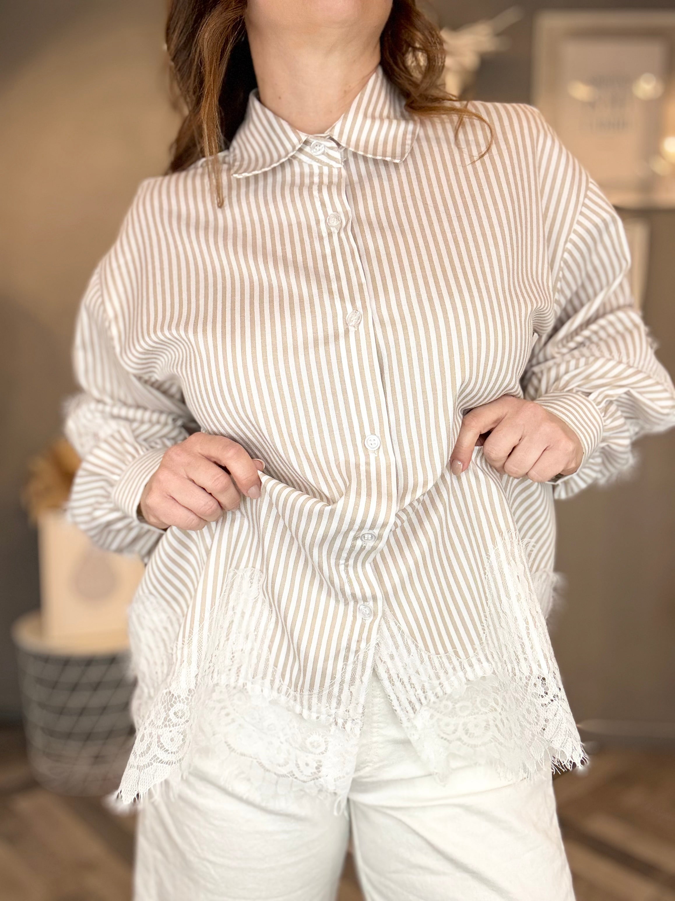 Camicia a righe con pizzo