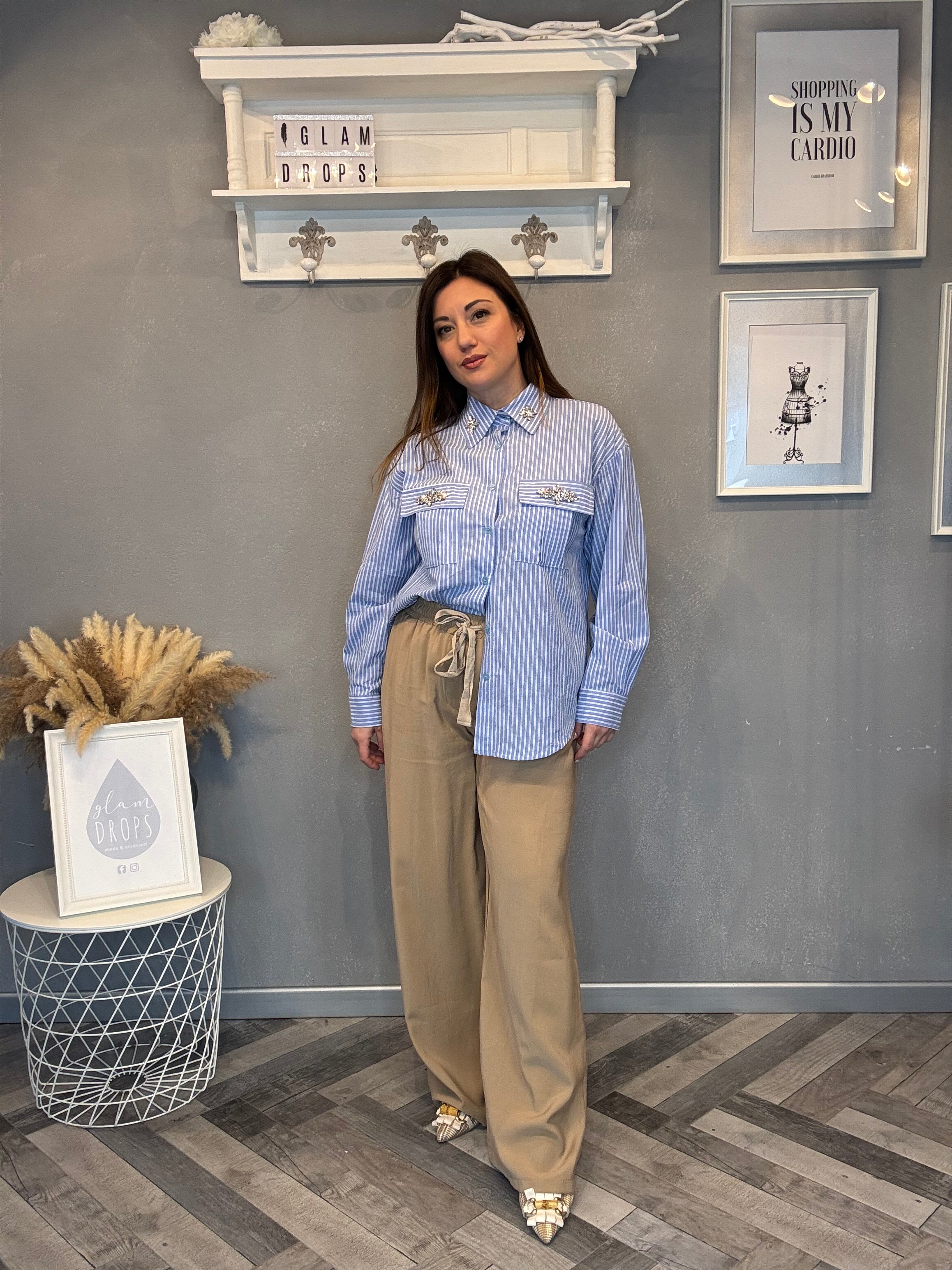 Camicia celeste a righe con applicazioni gioiello