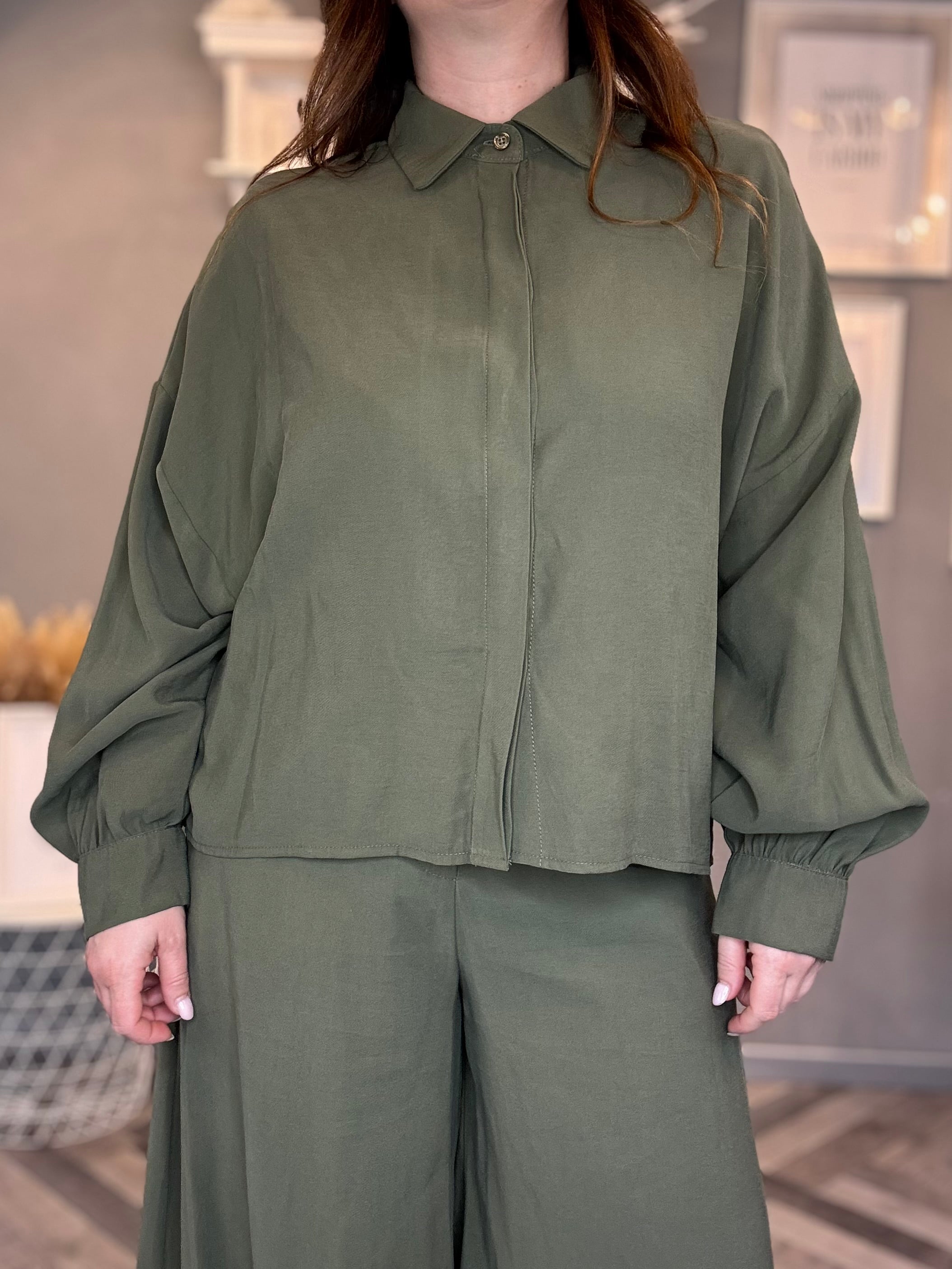 Camicia over con chiusura nascosta