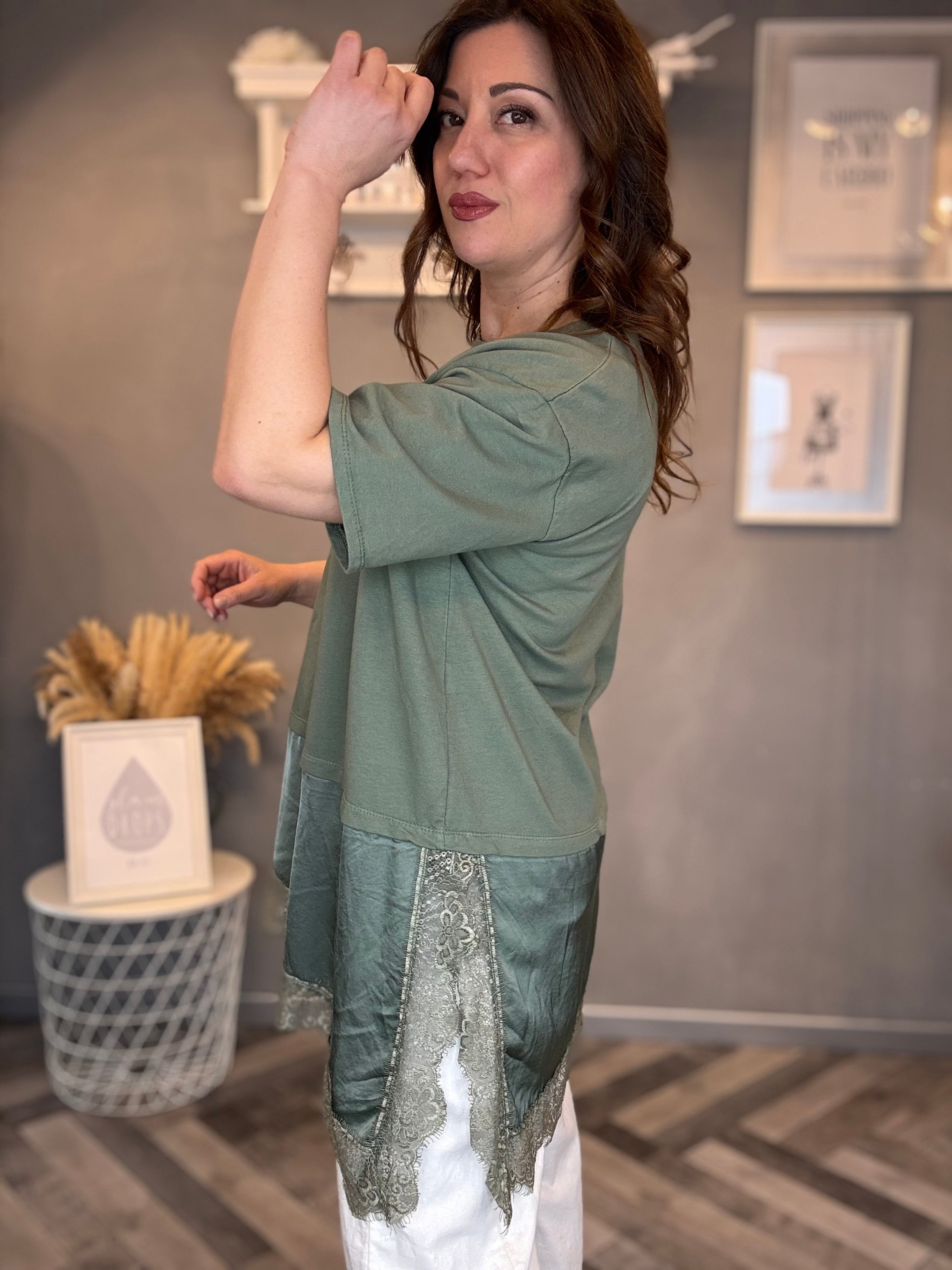 T-shirt verde militare con satin e pizzo