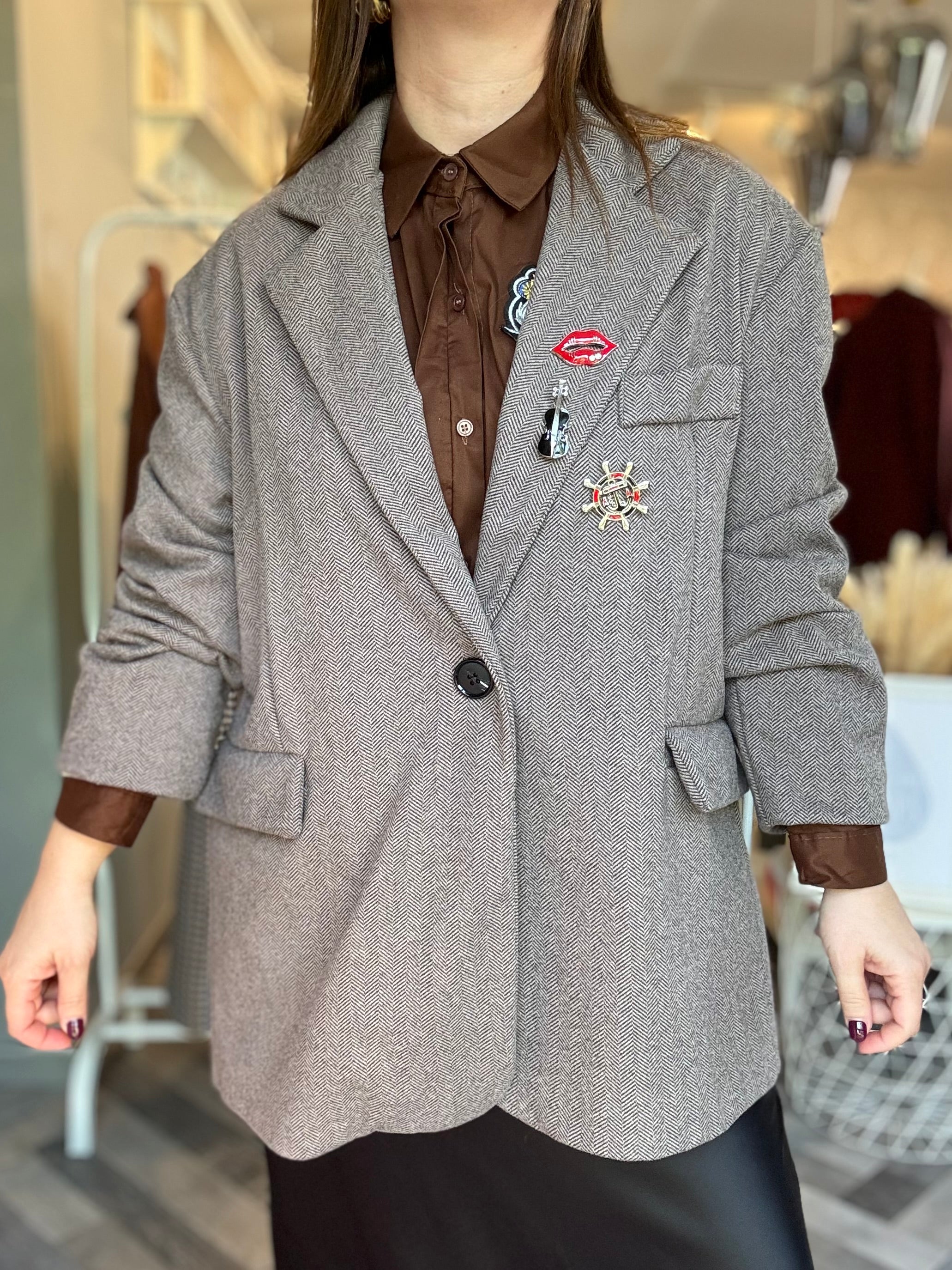 Blazer spigato con spille