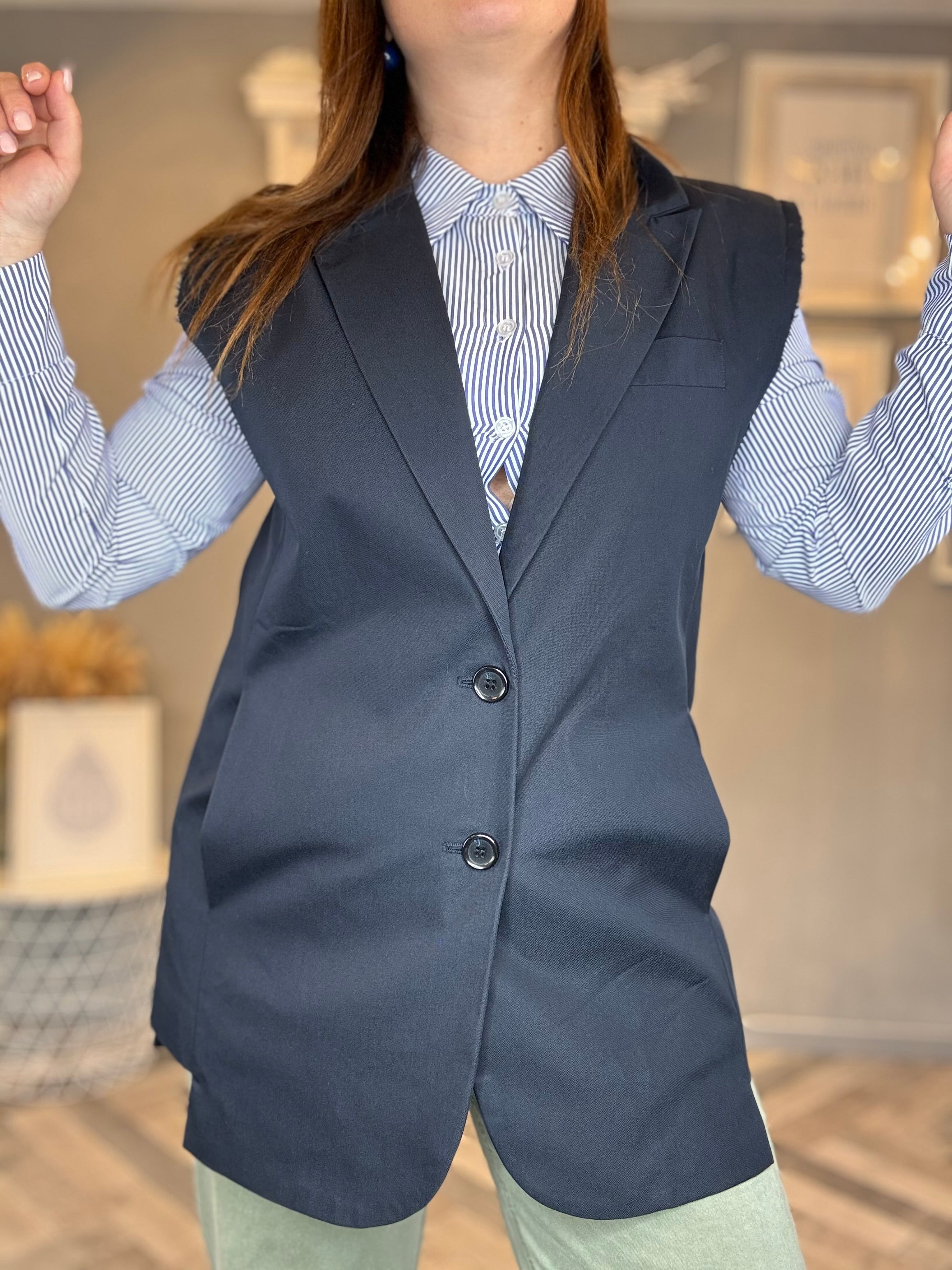Gilet blazer smanicato con spallina tagliata a vivo