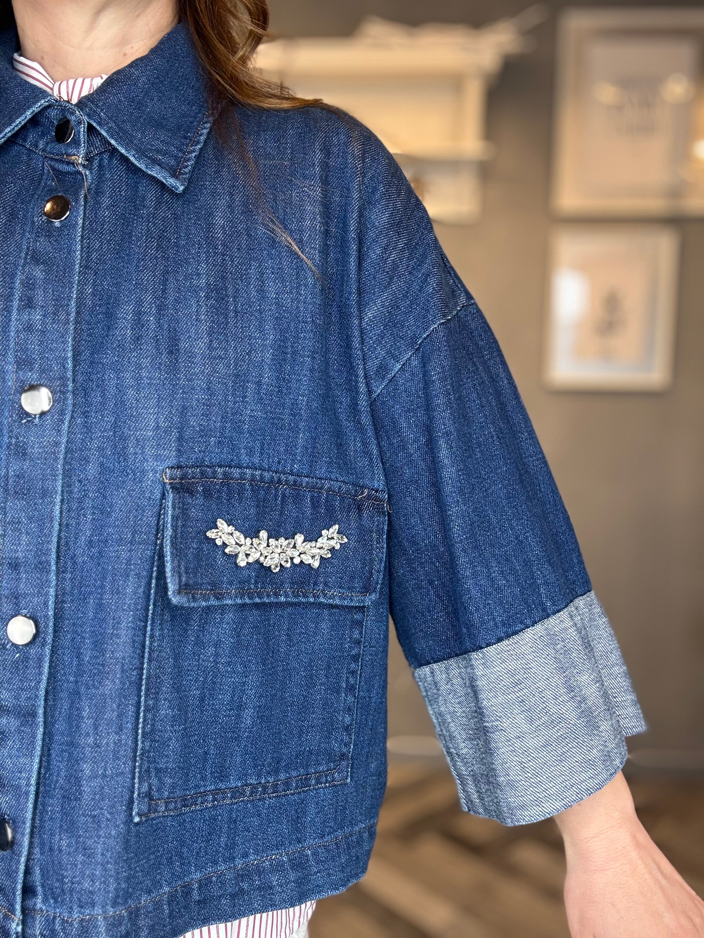 Giacca crop con cabochon denim