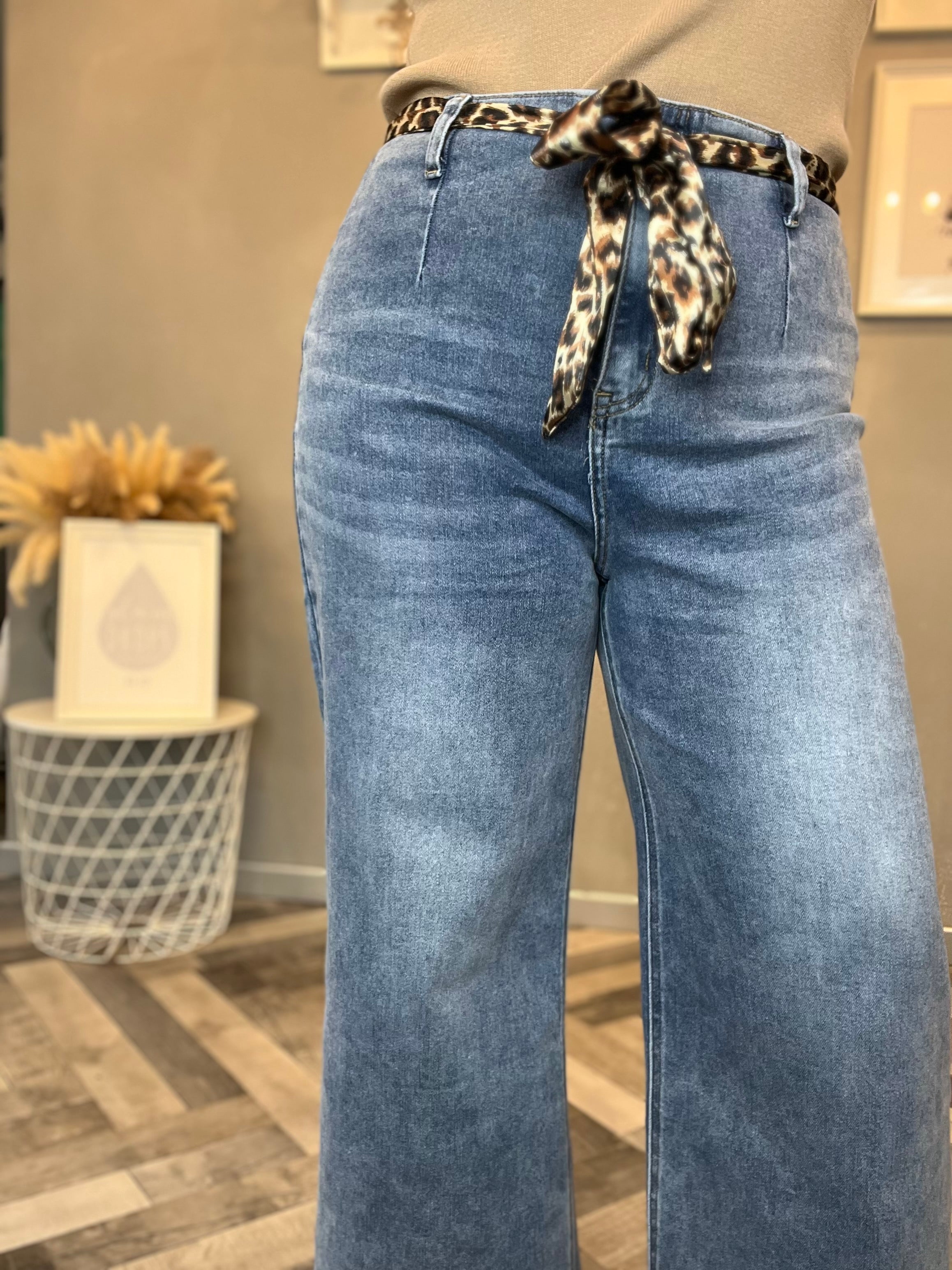 Jeans wide leg con cintura leopardata
