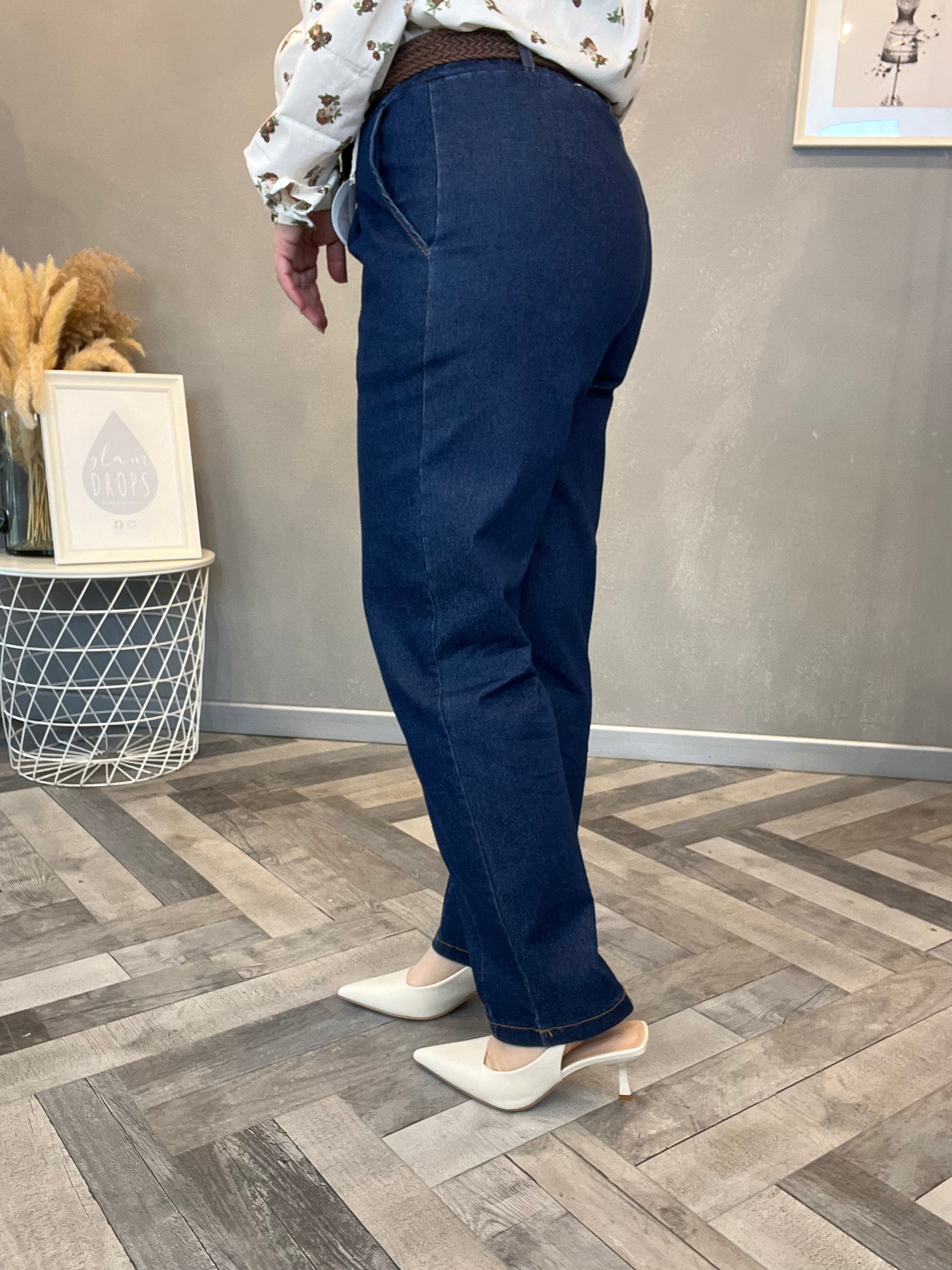 Jeans barrel scuro con cintura